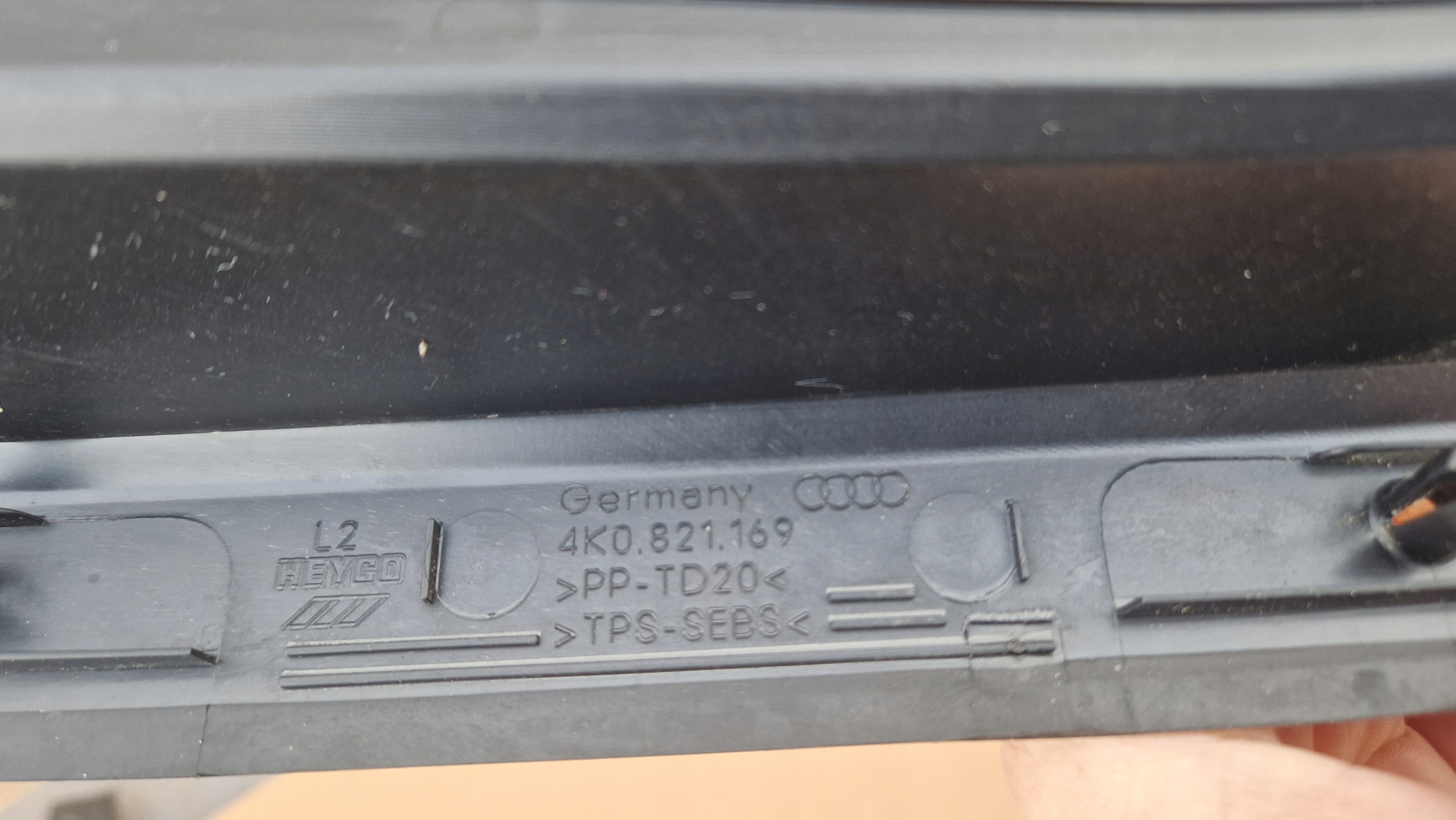 kryt blatníku AUDI A6 C8 4K0821169 levá originál
