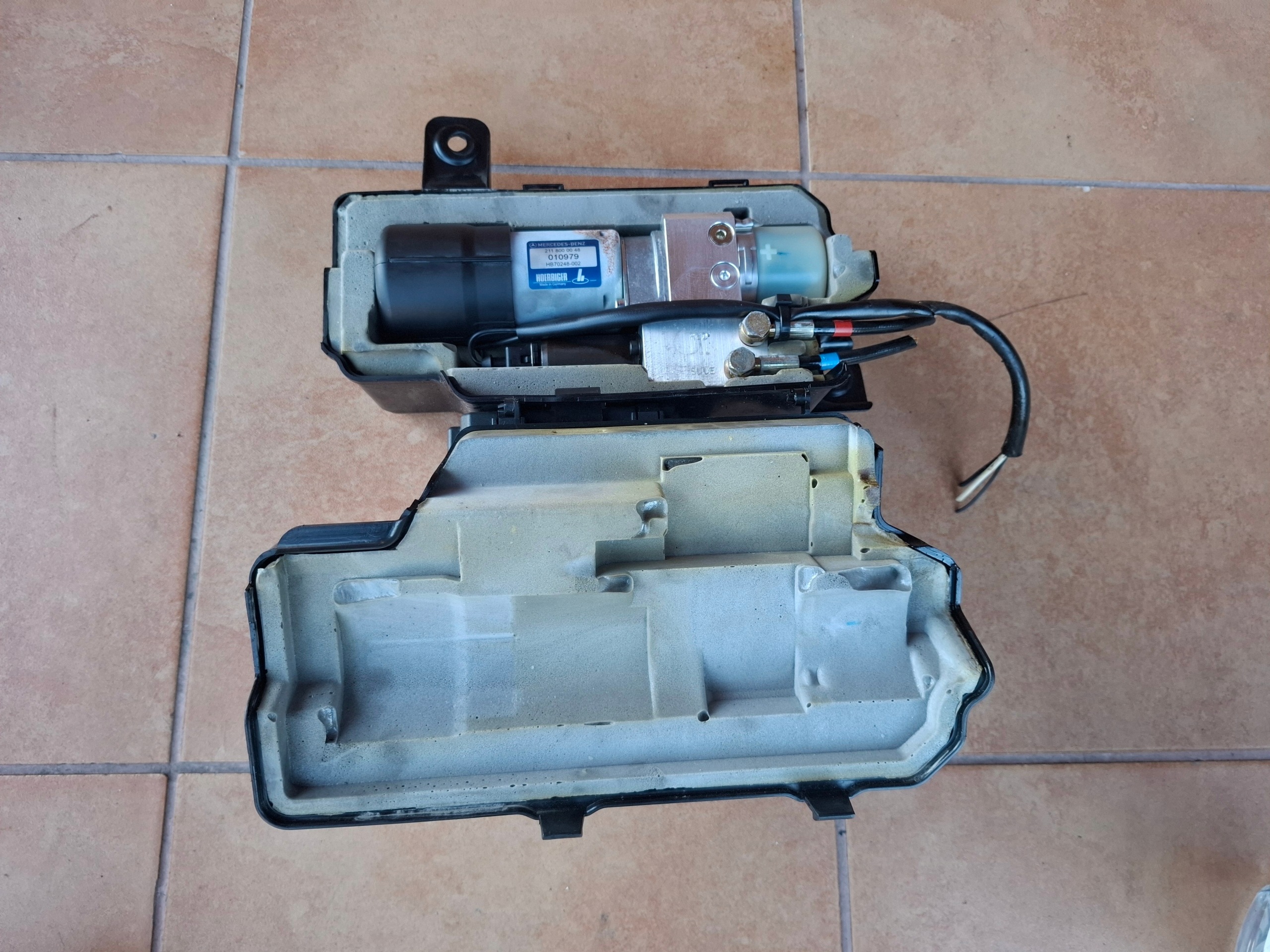pump HUDRAULICZNA bonnet MERCEDES W211