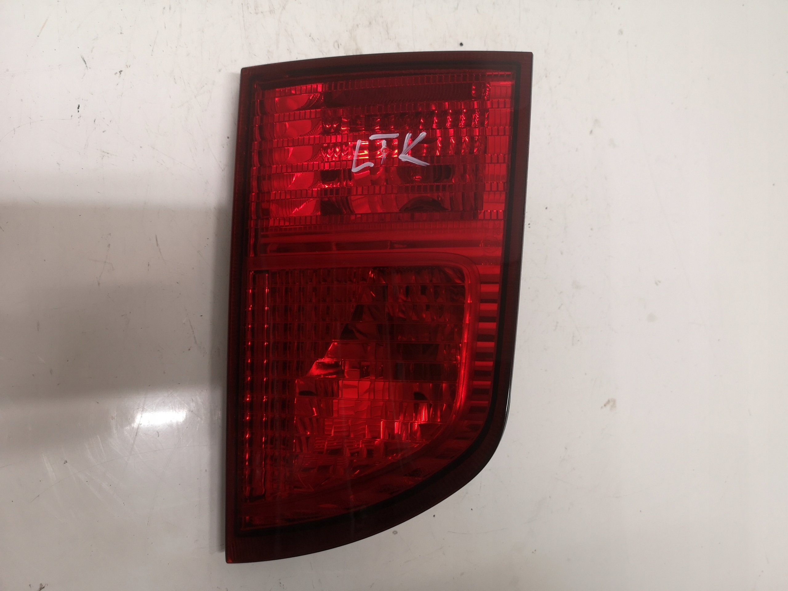 SSANGYONG KYRON 05-07 LAMPA LEWA TYLNA NA KLAPĘ