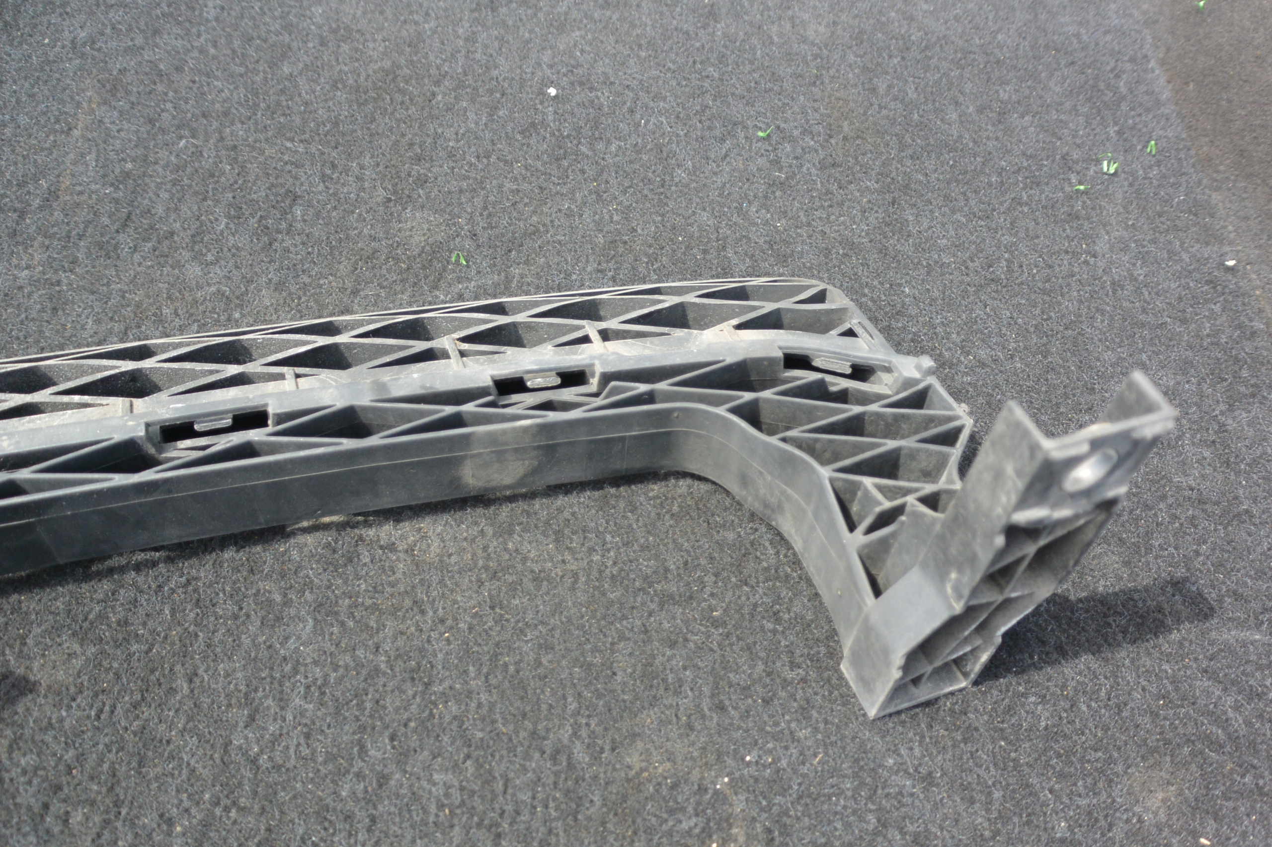 pillar grid of a bumper front VW VOLKSWAGEN PASSAT B7