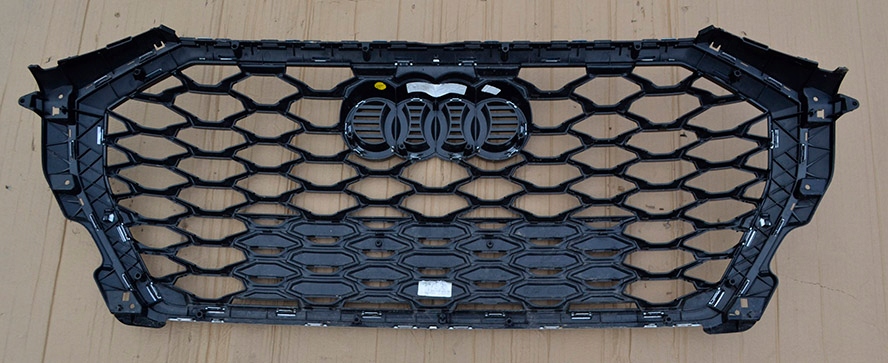 решетка радиатора Q3 83F s 83F853651B