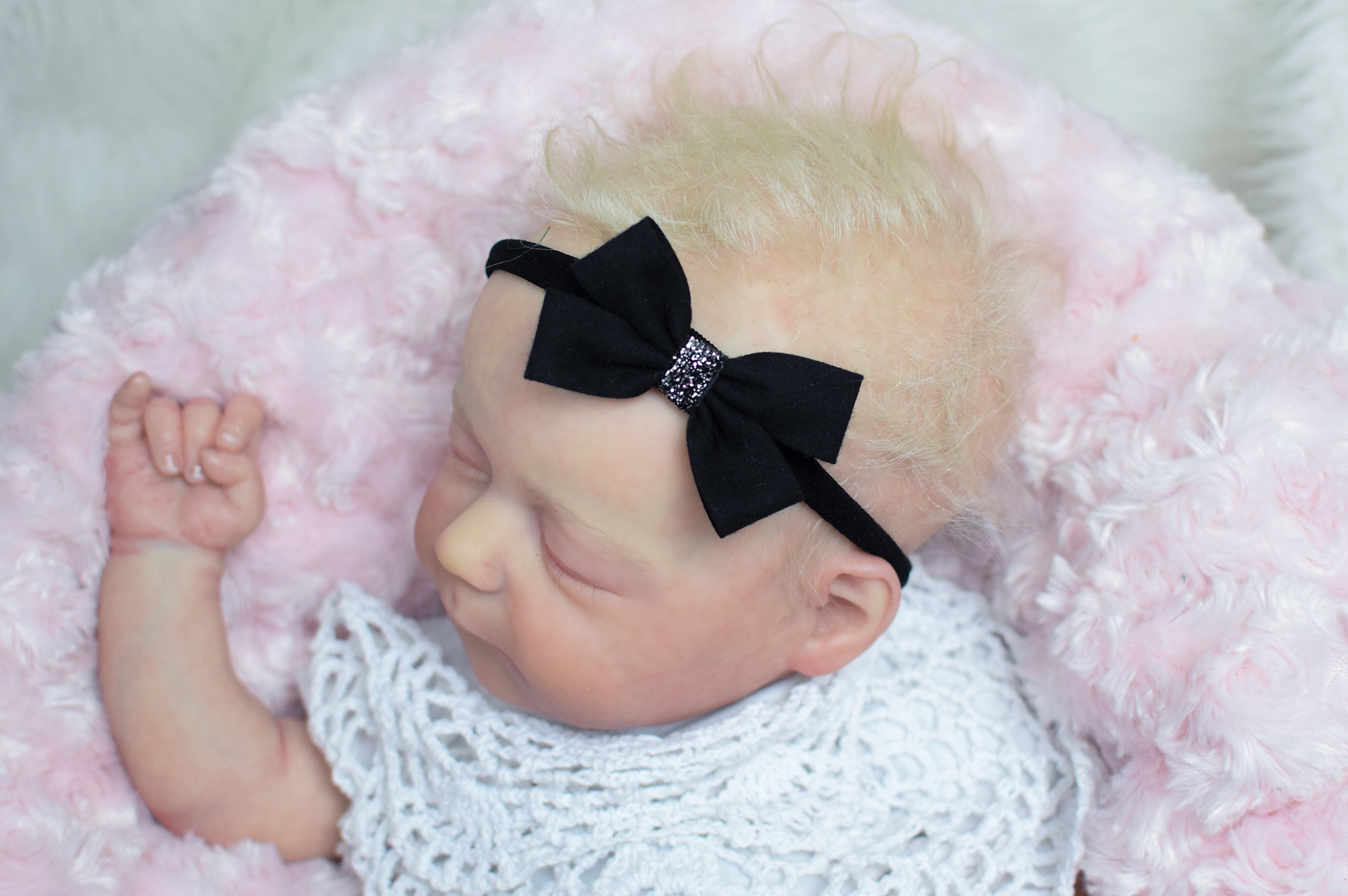 OPASKA na głowę niemowlęca z kokardką, czarna z błyszczącym środkiem Marka Danmari