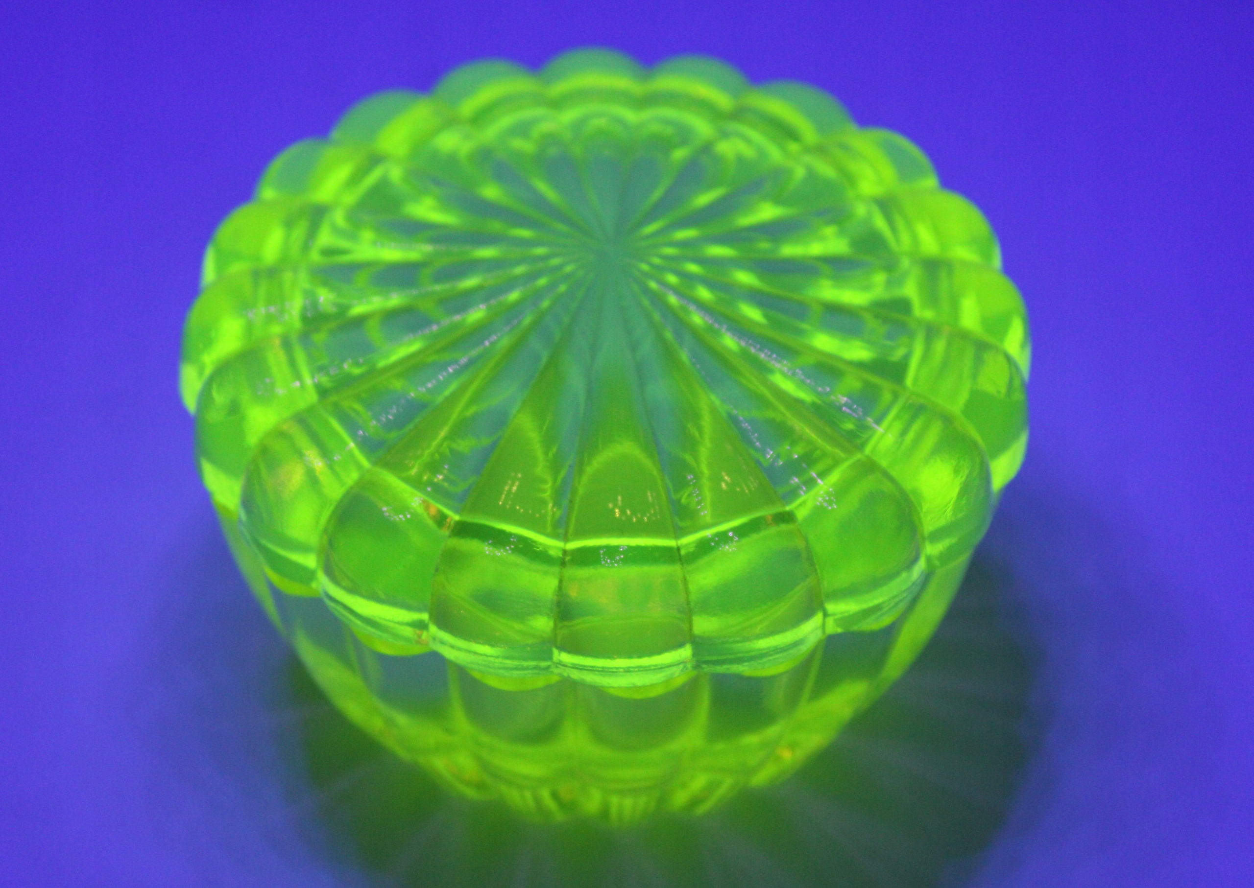 PUZDERKO SZKŁO URANOWE BOHEMIA STARA CZECHOSŁOWACJA DO MAŁEJ RENOWACJI