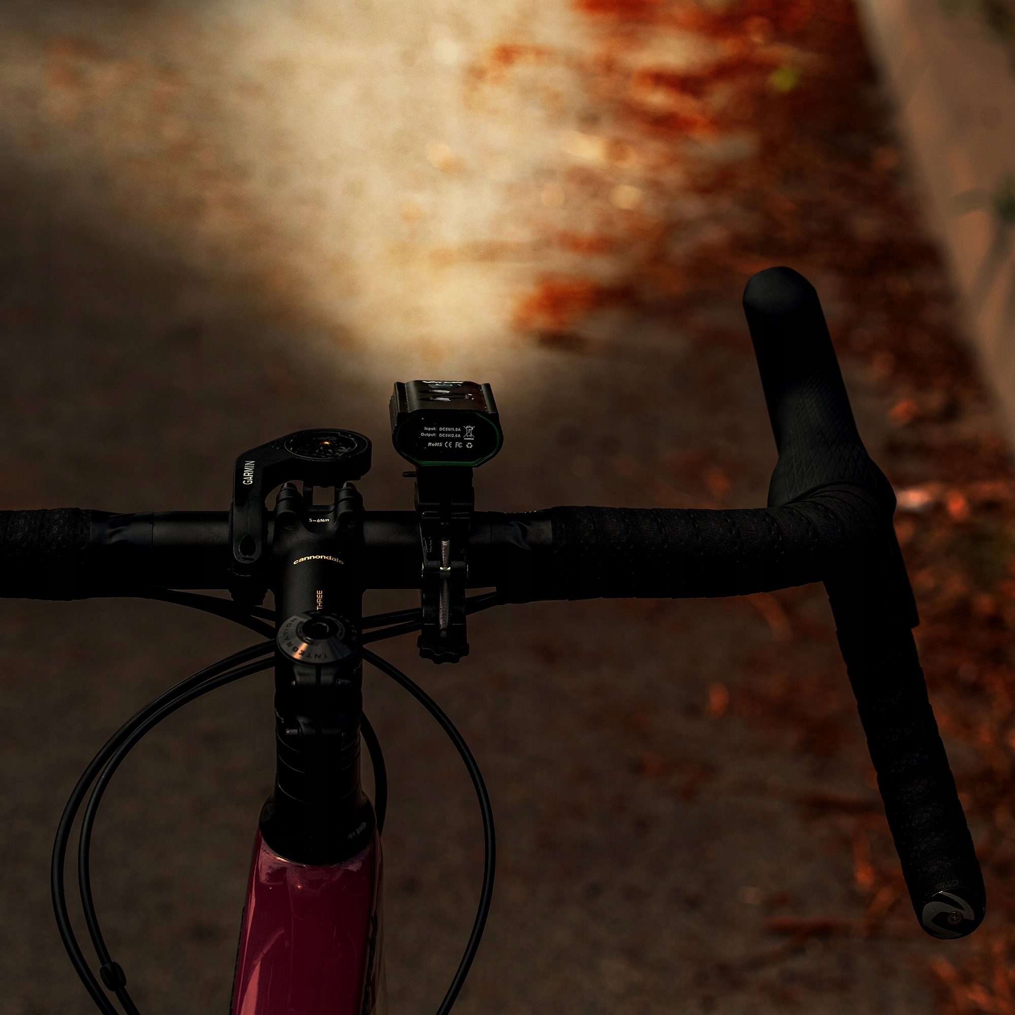 LAMPKA ROWEROWA PRZEDNIA LED ŚWIATŁO NA PRZÓD LAMPA POWERBANK USB C VAYOX Kod producenta LATARKA ROWEROWA 980 LUMENÓW