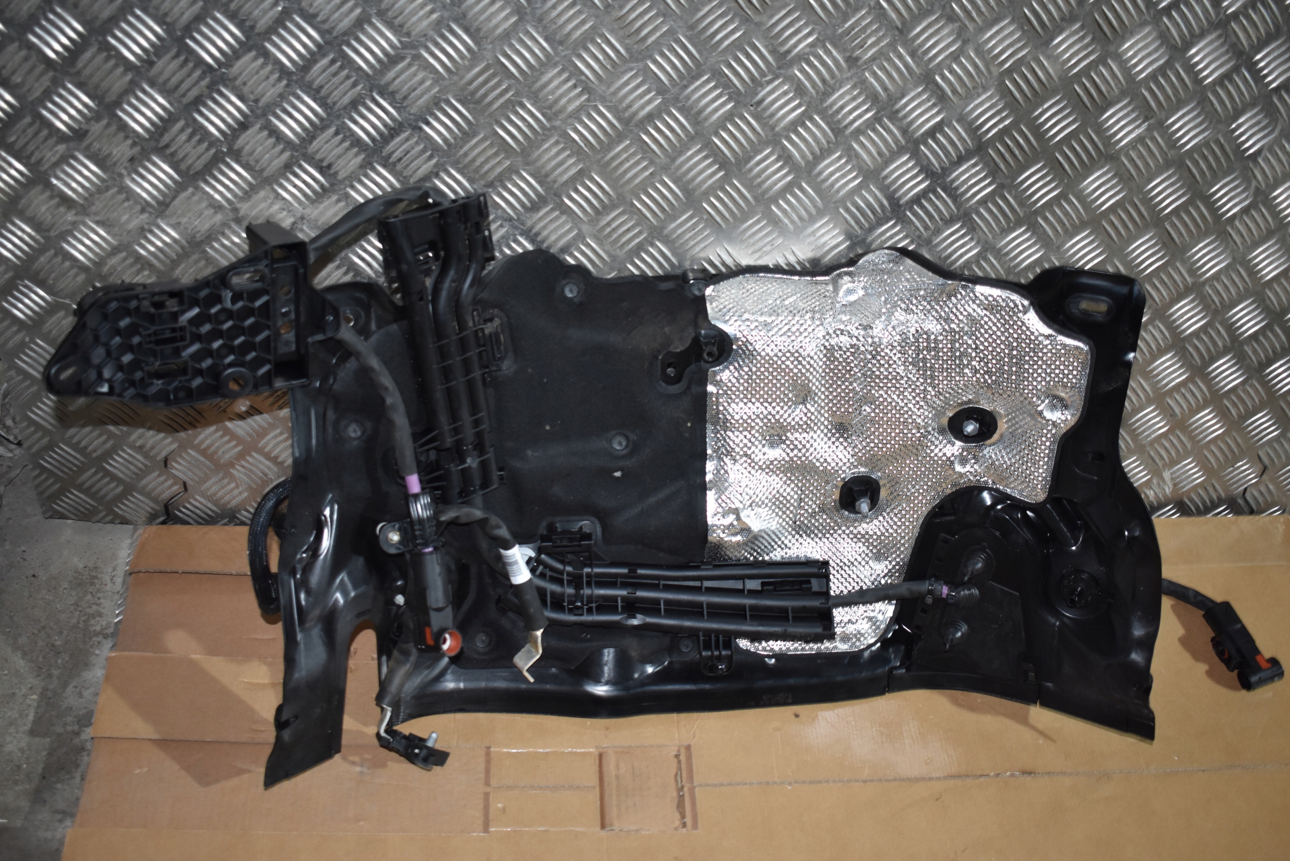 IDEALNA Blende Abdeckung wärmblech MERCEDES W214 X254 1