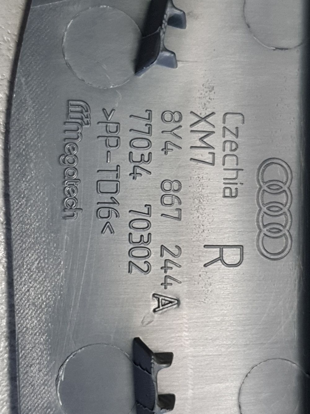 Audi A3 8Y hb cover slupka B upper right 8Y4867244