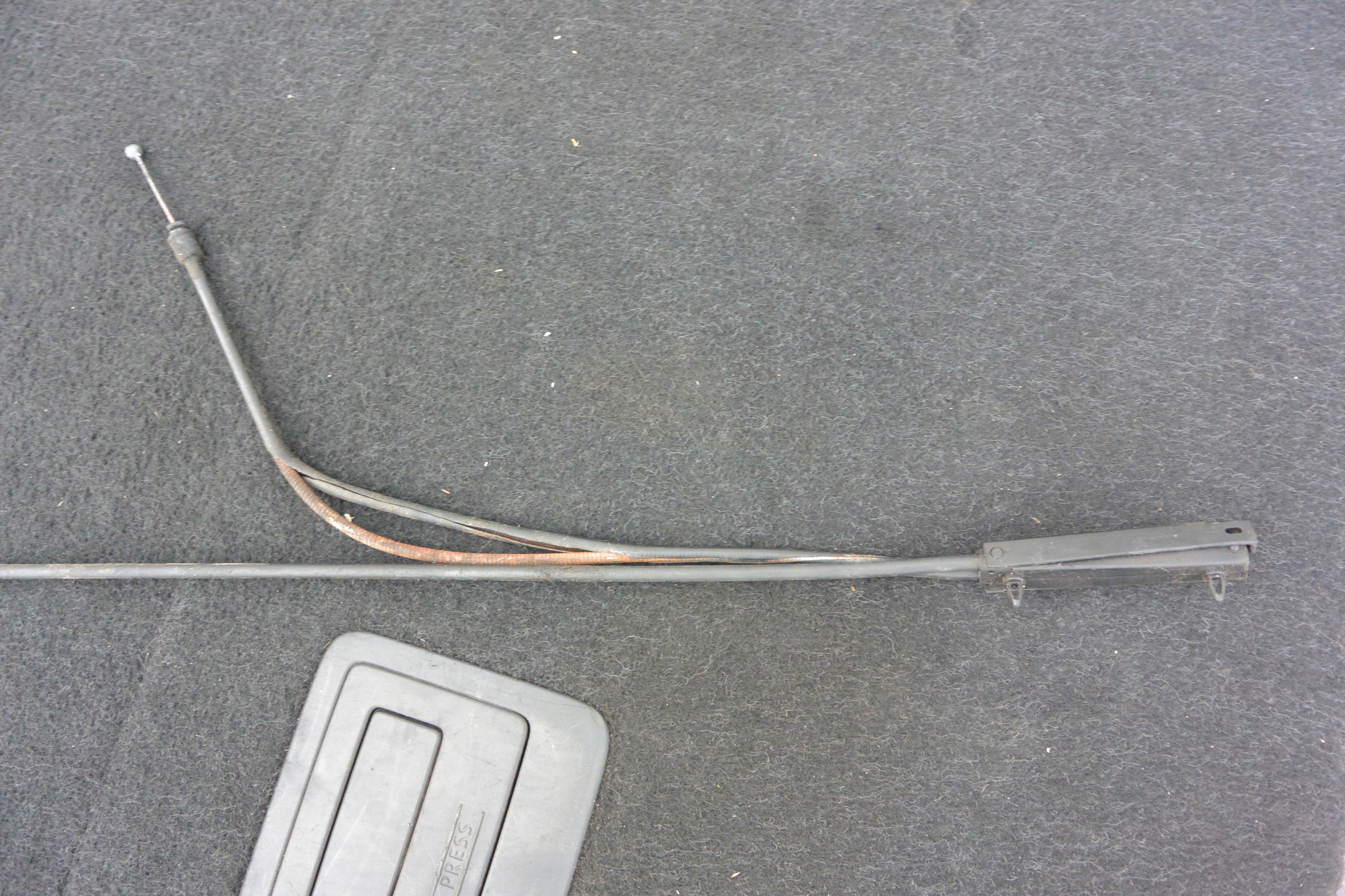 CÂBLE LEVIER POUR L’OUVERTURE DU CAPOT BMW F10 F11