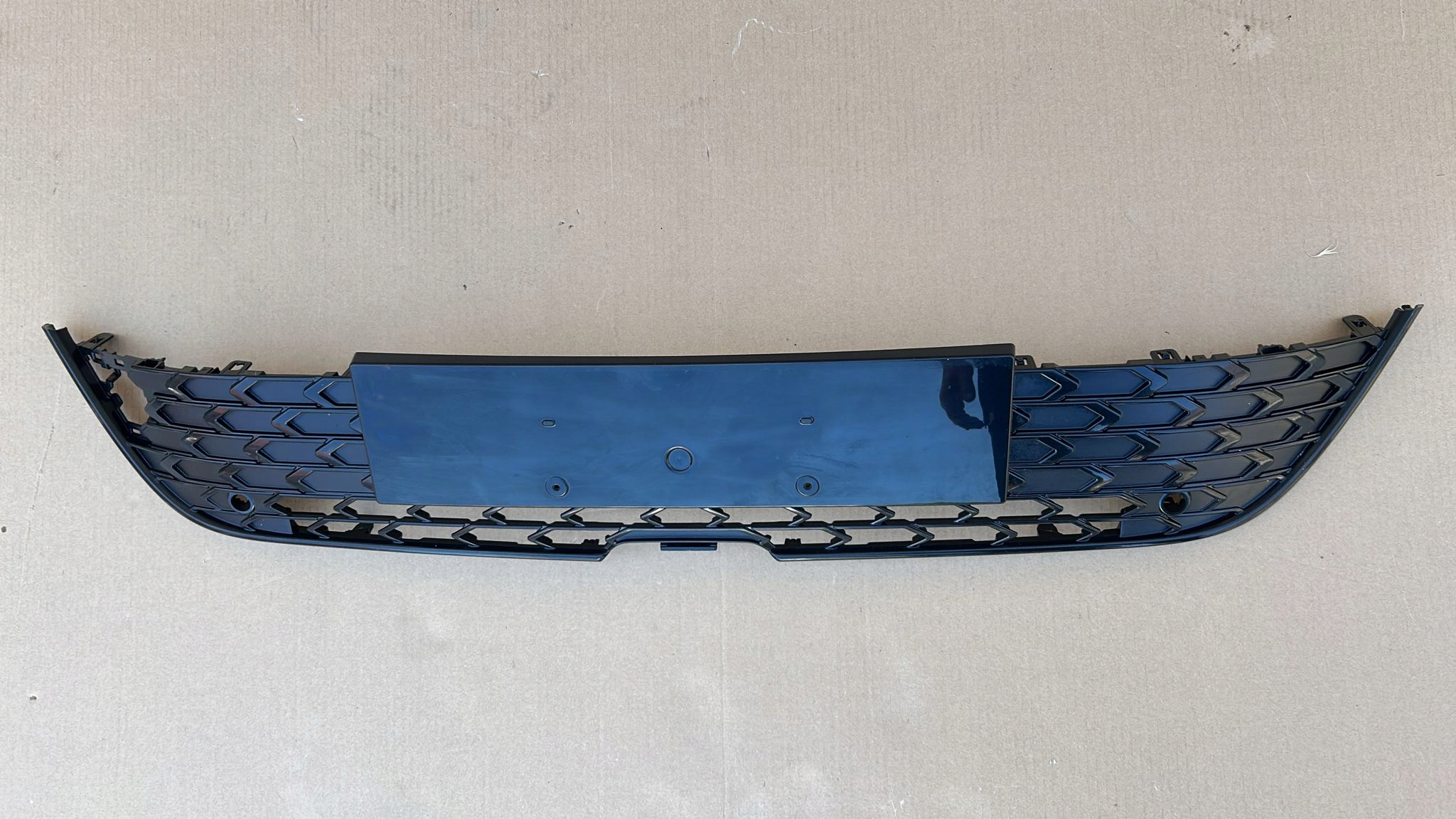 grid of a bumper central front front TOYOTA COROLLA E21 23- LIFT KOMBI