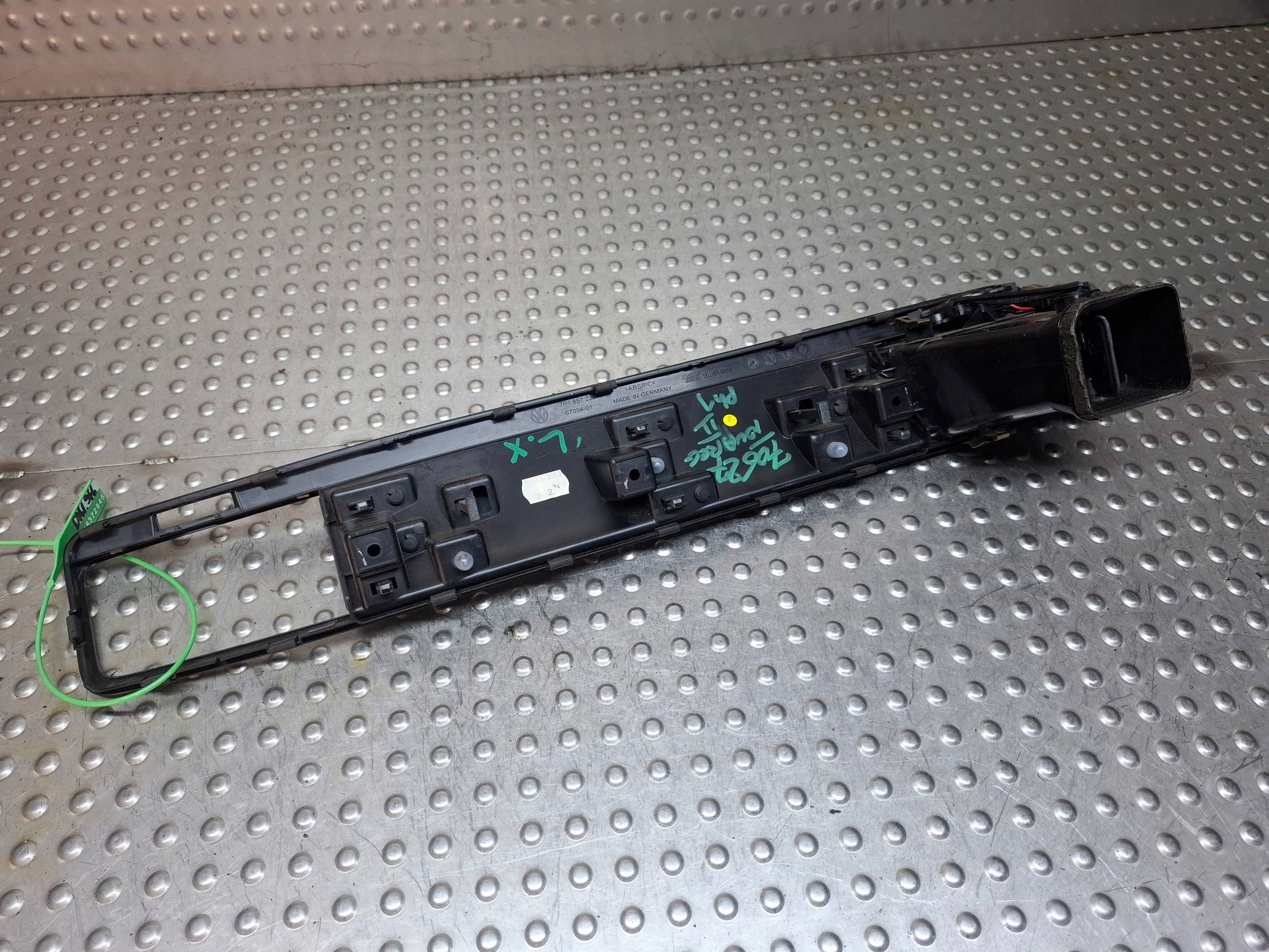 DEKOR Châssis Console 7P1857226 VW TOUAREG II 7P