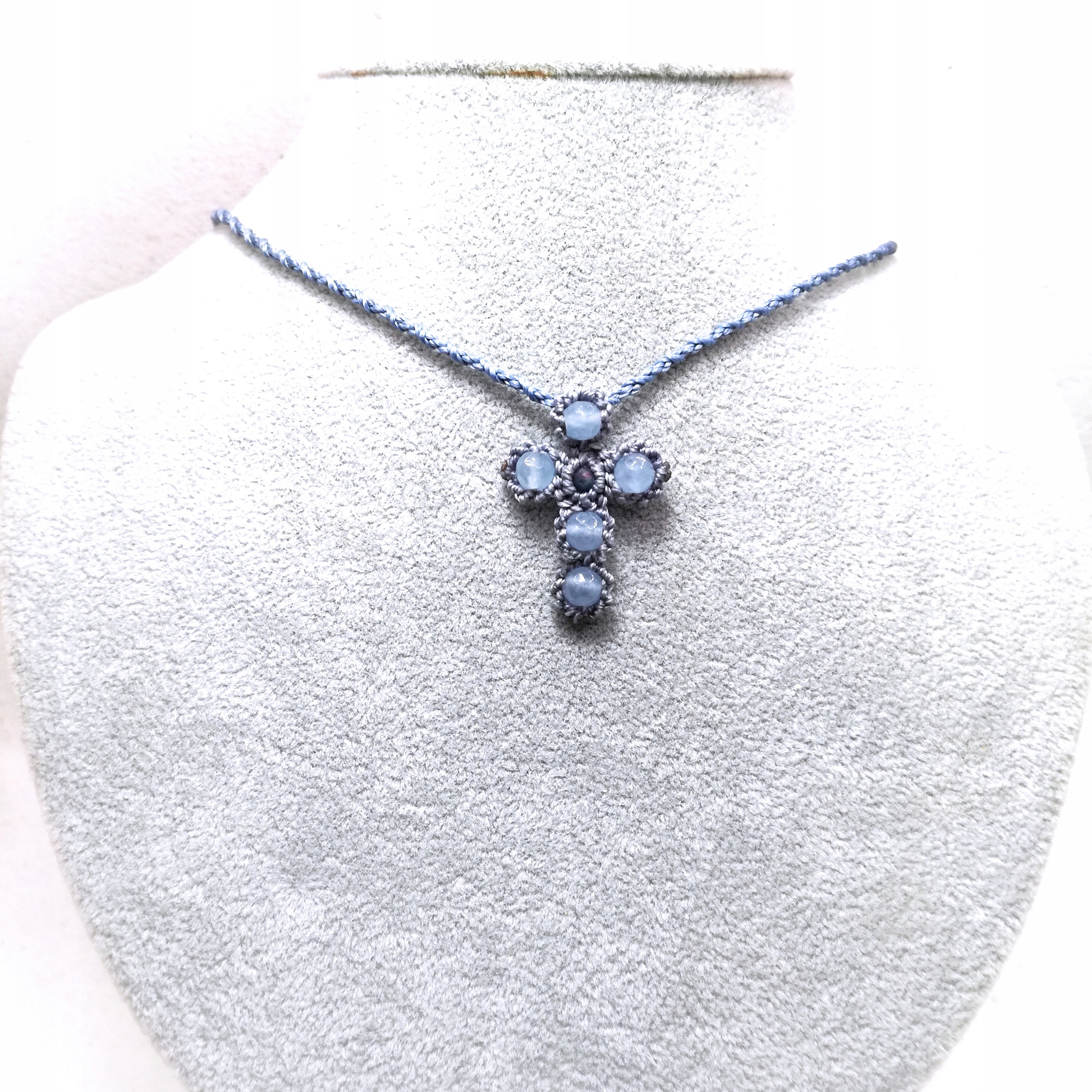 Křížek z kamenů Safíru a Jadeitu v makru náhrdelník nastavitelný makramé