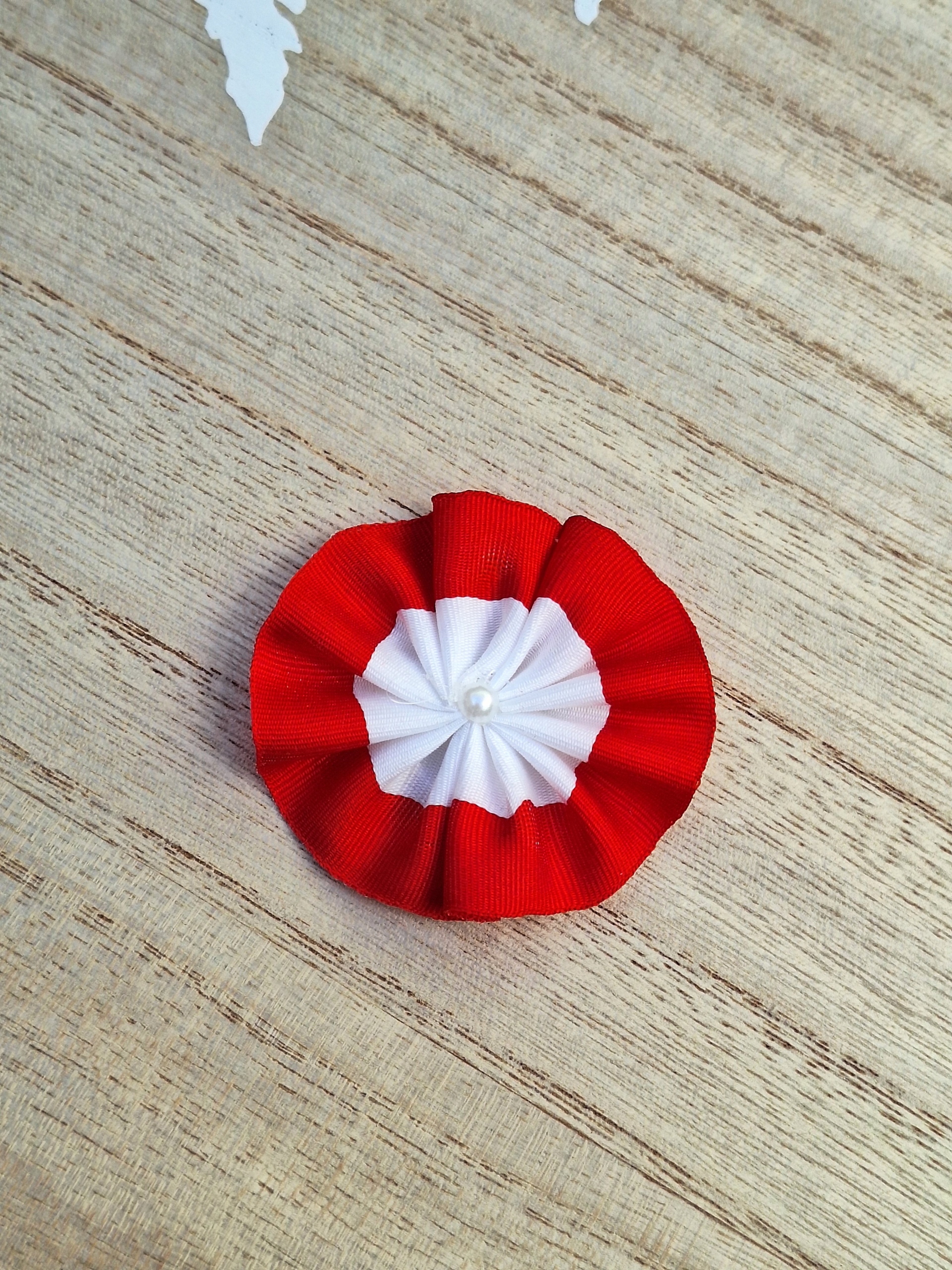 Kotylion narodowy przypinka rozetka bialo czerwony Rodzaj kotylion