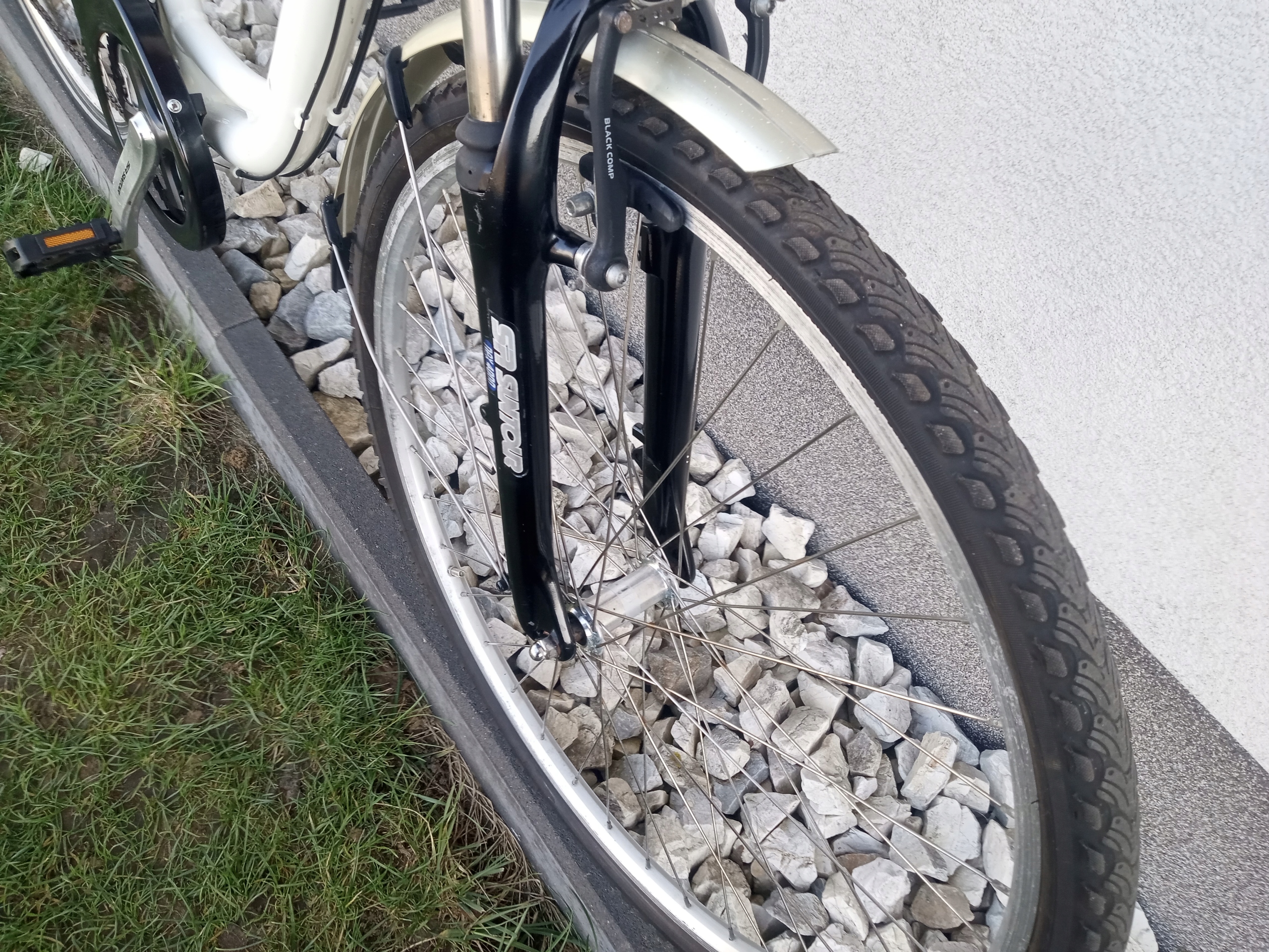 ALUMINIOWY ROWER DAMSKI GENESIS 28 KOŁA 24 BIEGI Rozmiar ramy 18 cali