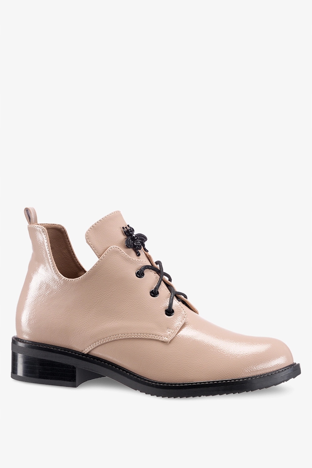 BOTKI DAMSKIE LAKIEROWANE Z MODNĄ OZDOBNĄ MUCHĄ WYCIĘCIA PO BOKACH r 41 Stan opakowania oryginalne