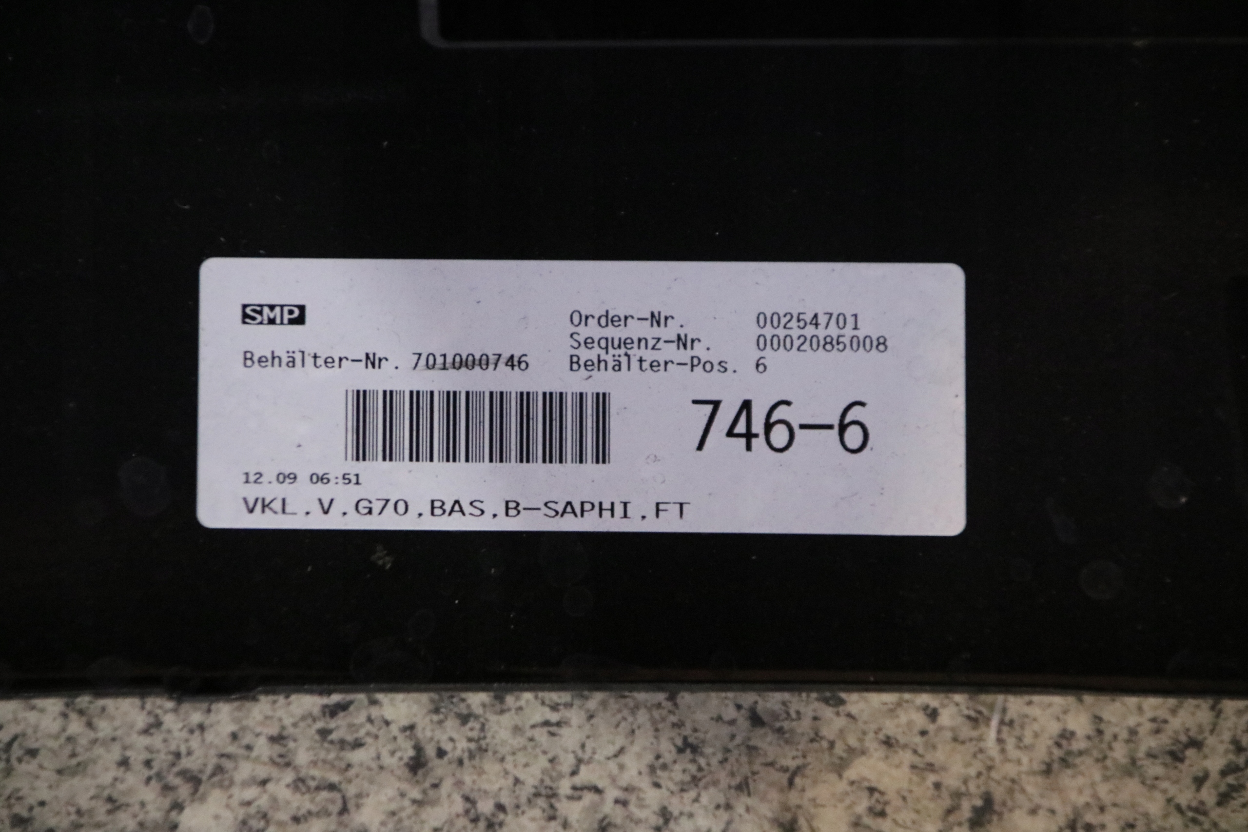 BMW 7 G70 i7 bumper front front colour 475