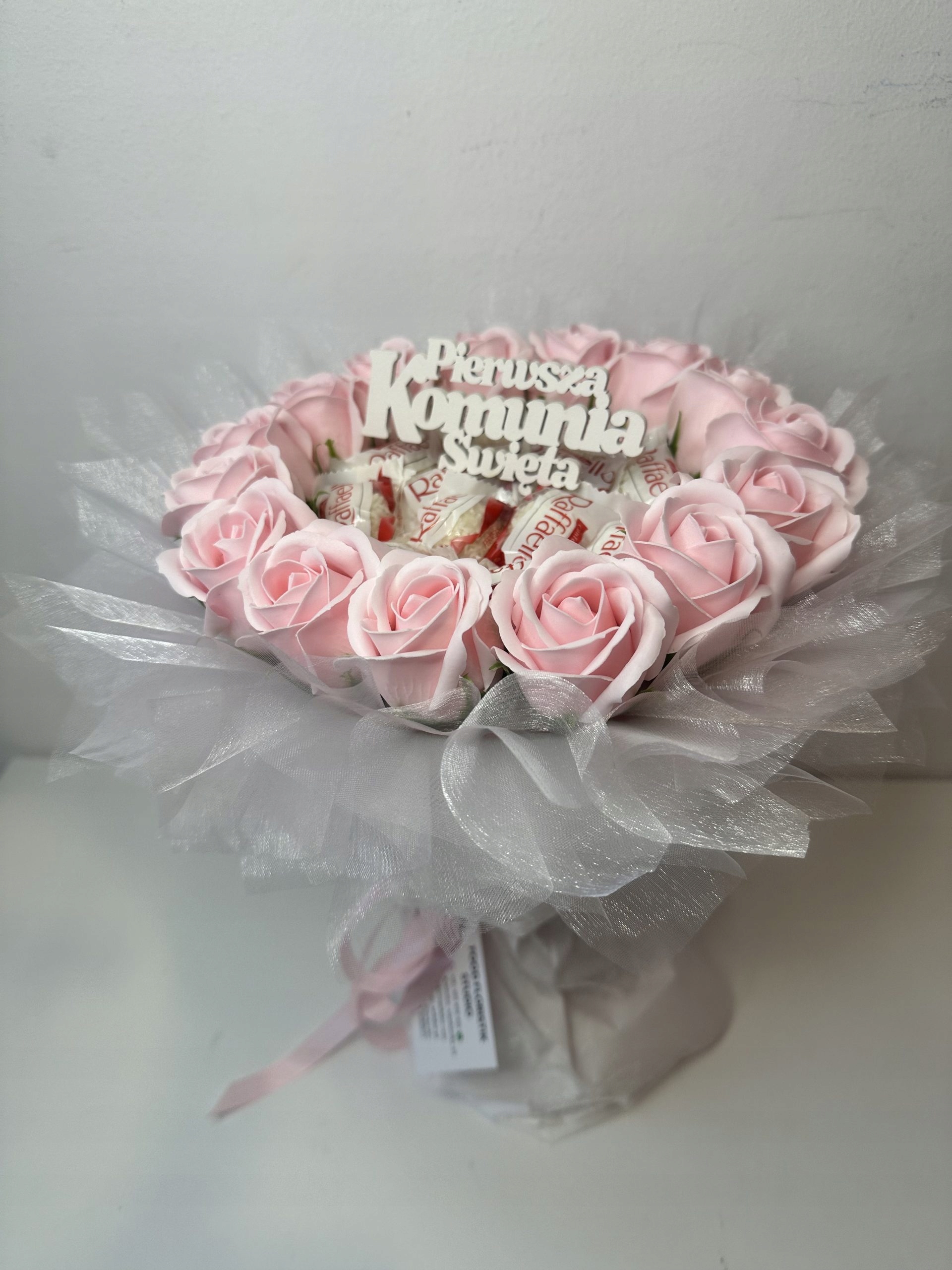 Levně Jídelní kytice k prvnímu svatému přijímání růžová s pralinkami rafaelloi a mýdlovými růžemi