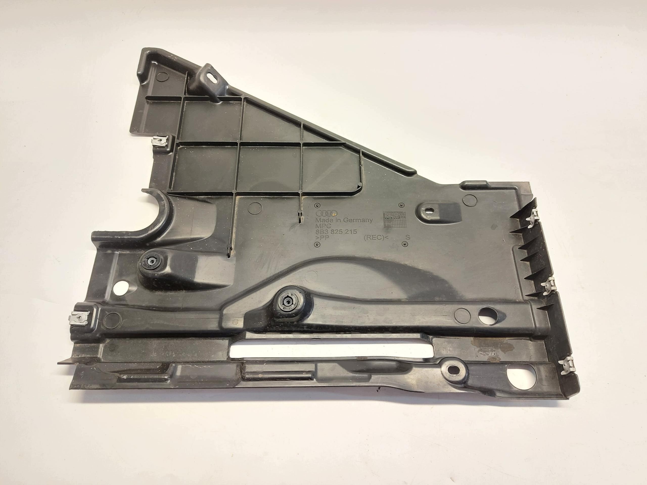 AUDI A5 8B3 B10 AVANT cover chassis rear part left 8B3825215