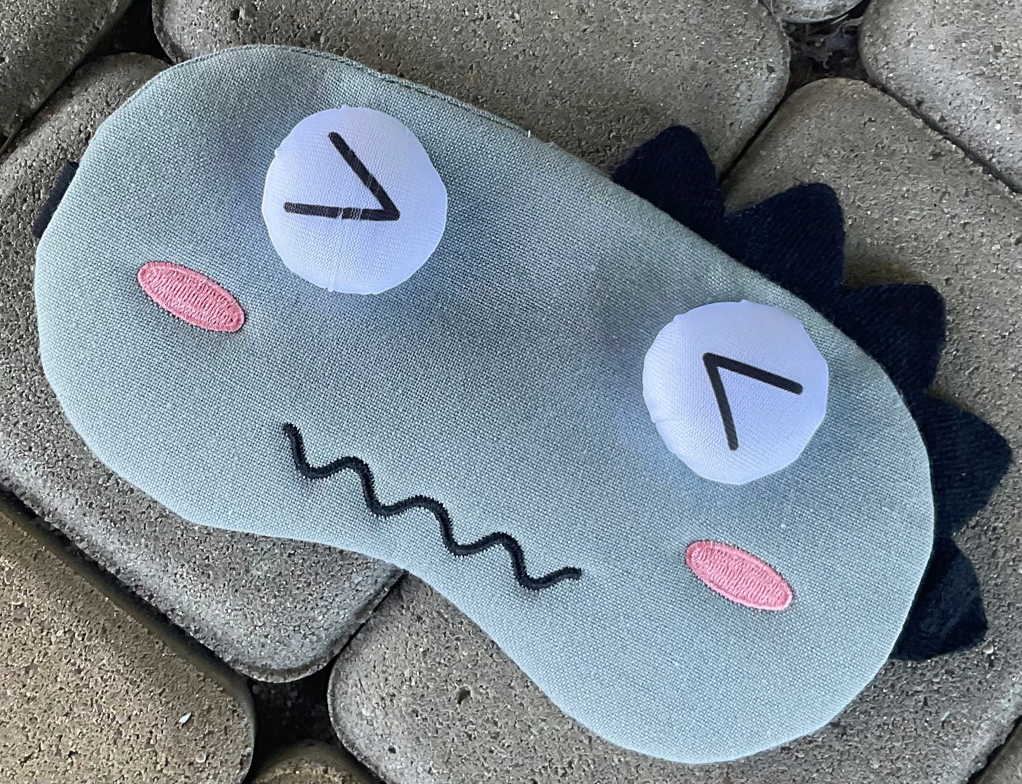 OPASKA NA OCZY MASKA DO SPANIA RELAKSU POTWOREK STWÓR ROBAL SMOK OLDMAN Wzór dominujący zwierzęcy