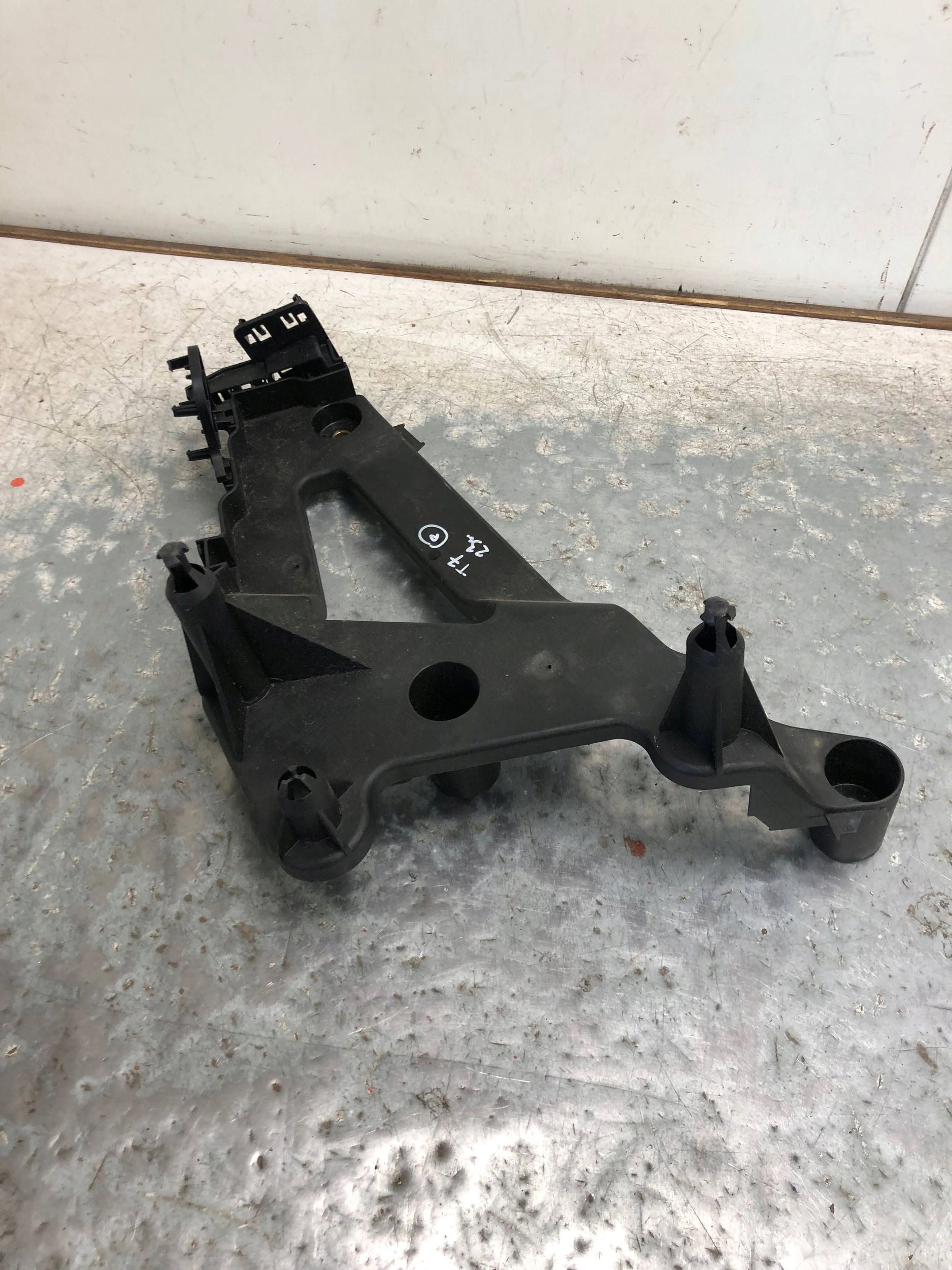 stütze halter filter luft VW T7 7T0129671