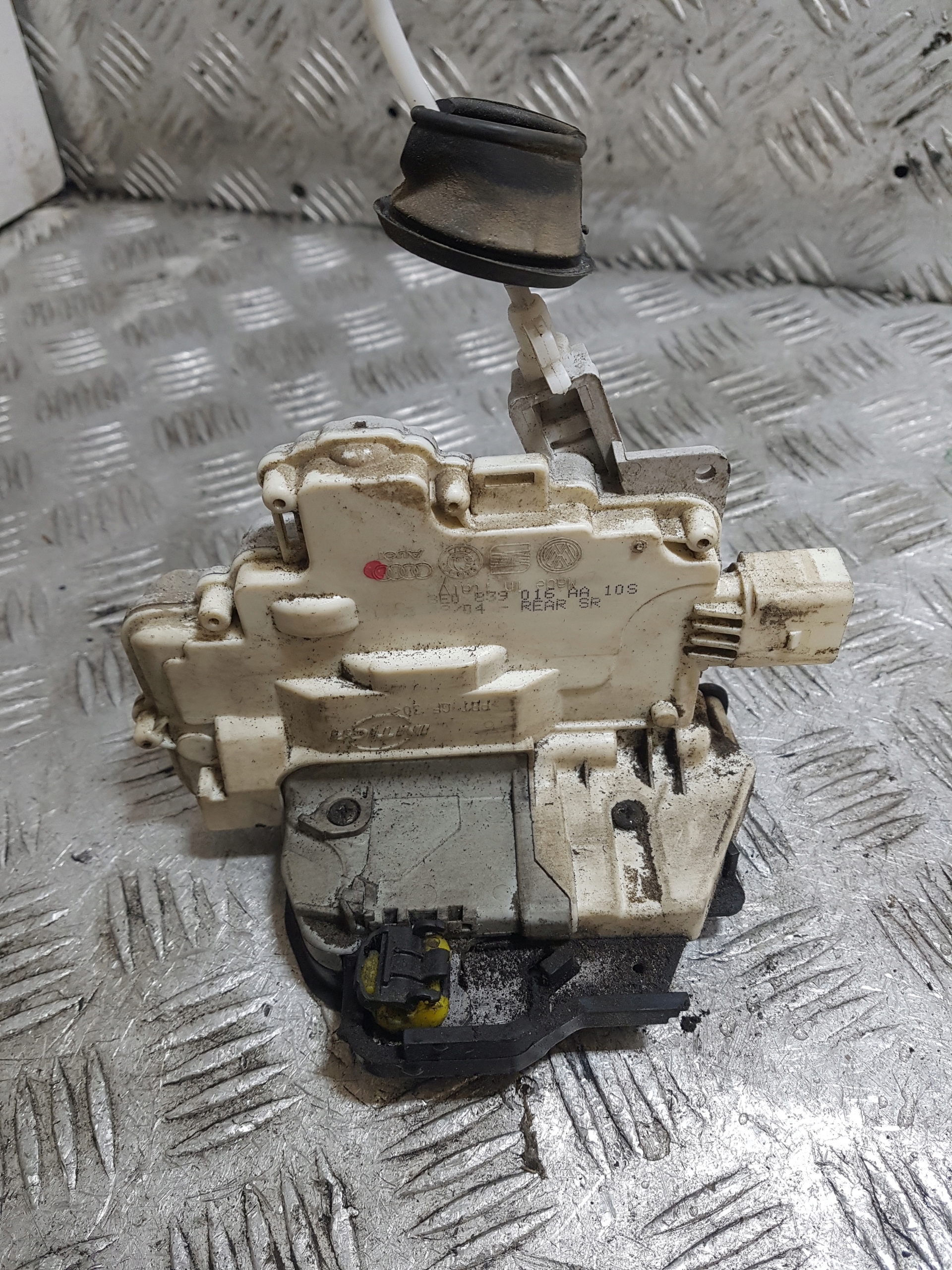 lock door CENTRALNY right rear part rear AUDI A4 B7 7 PIN