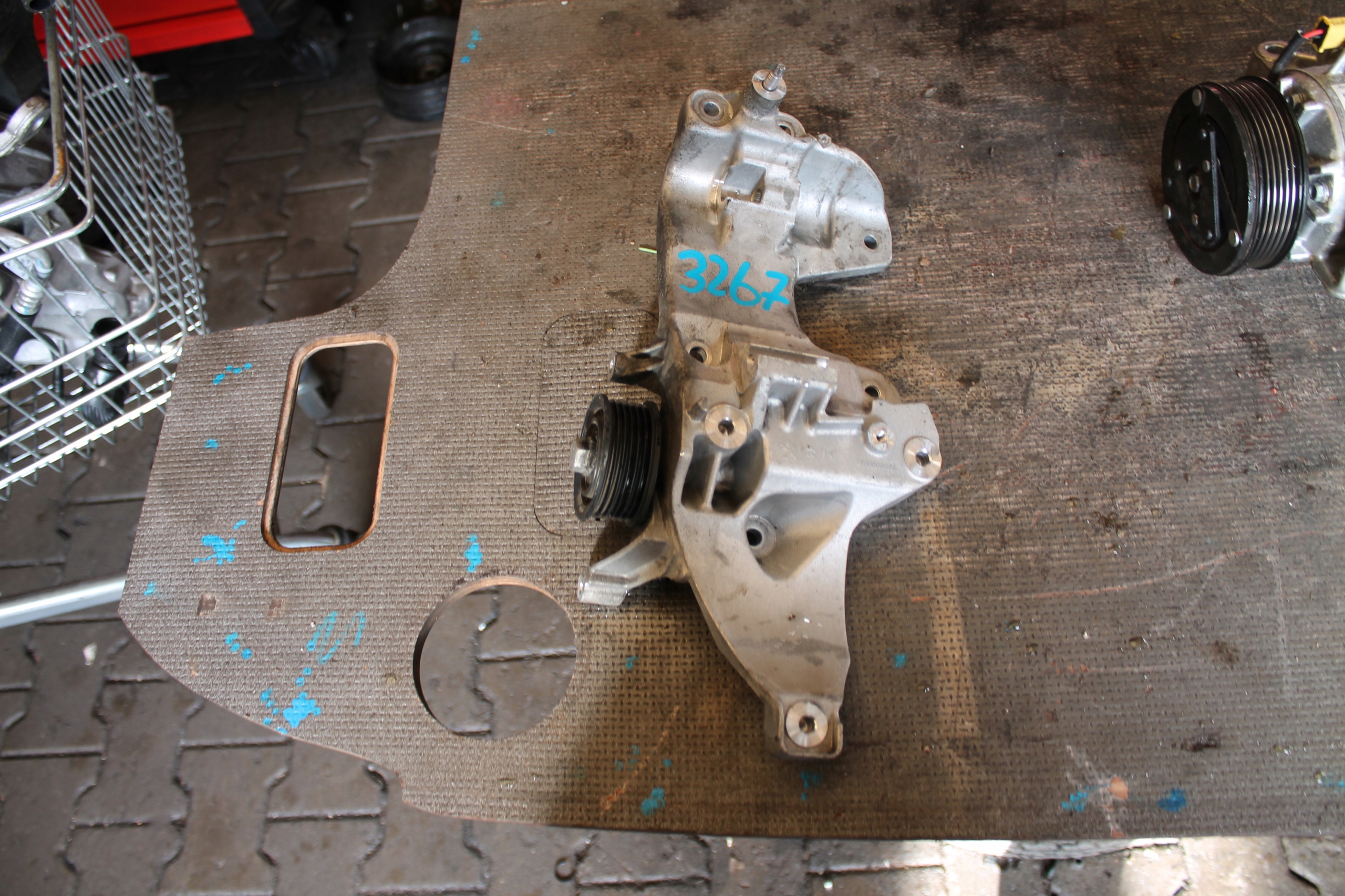 3267. support alternator PEUGEOT 9833032280