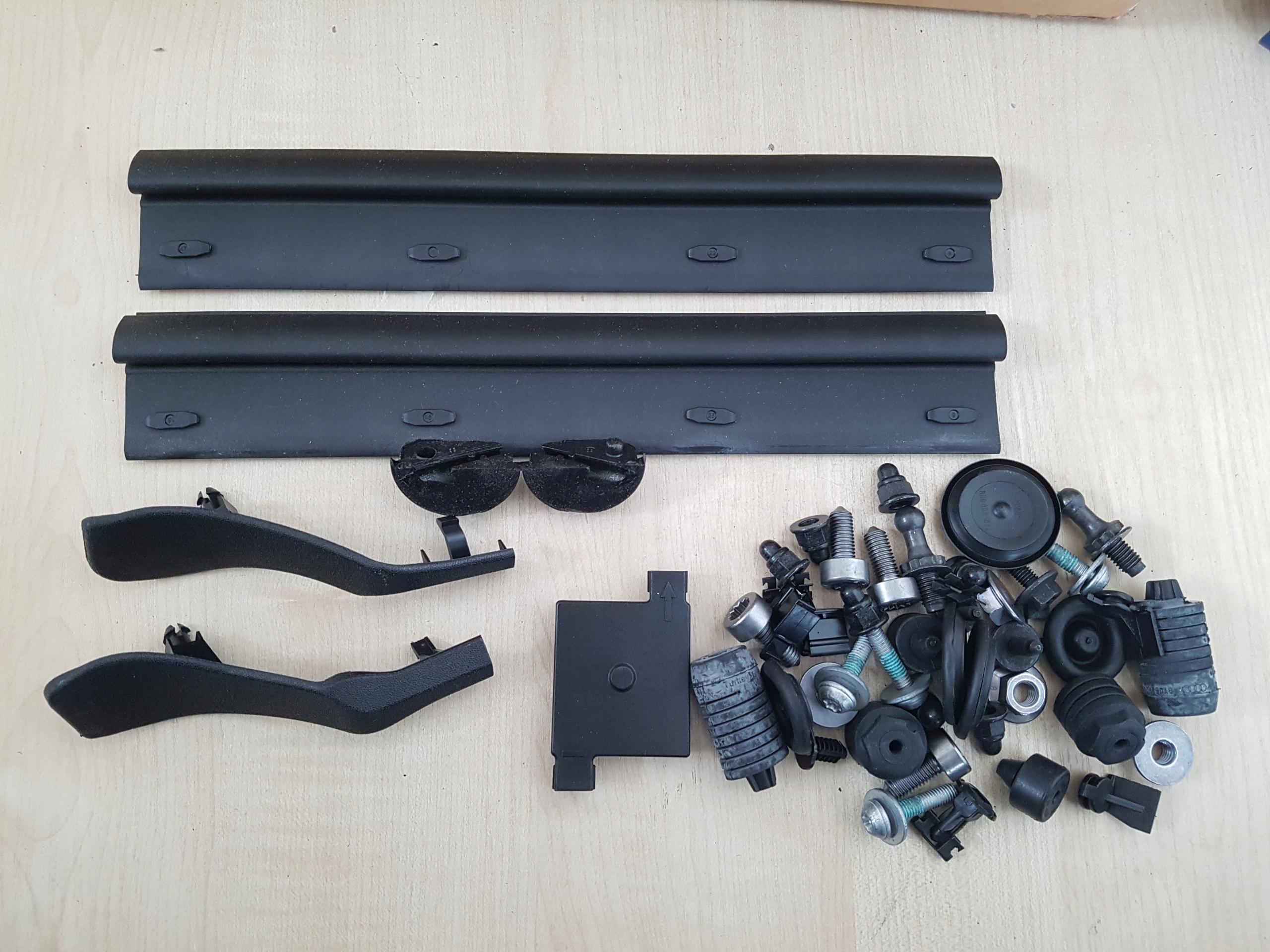 AUDI A6 C7 гвинти для кріплення капота 4g0098615a