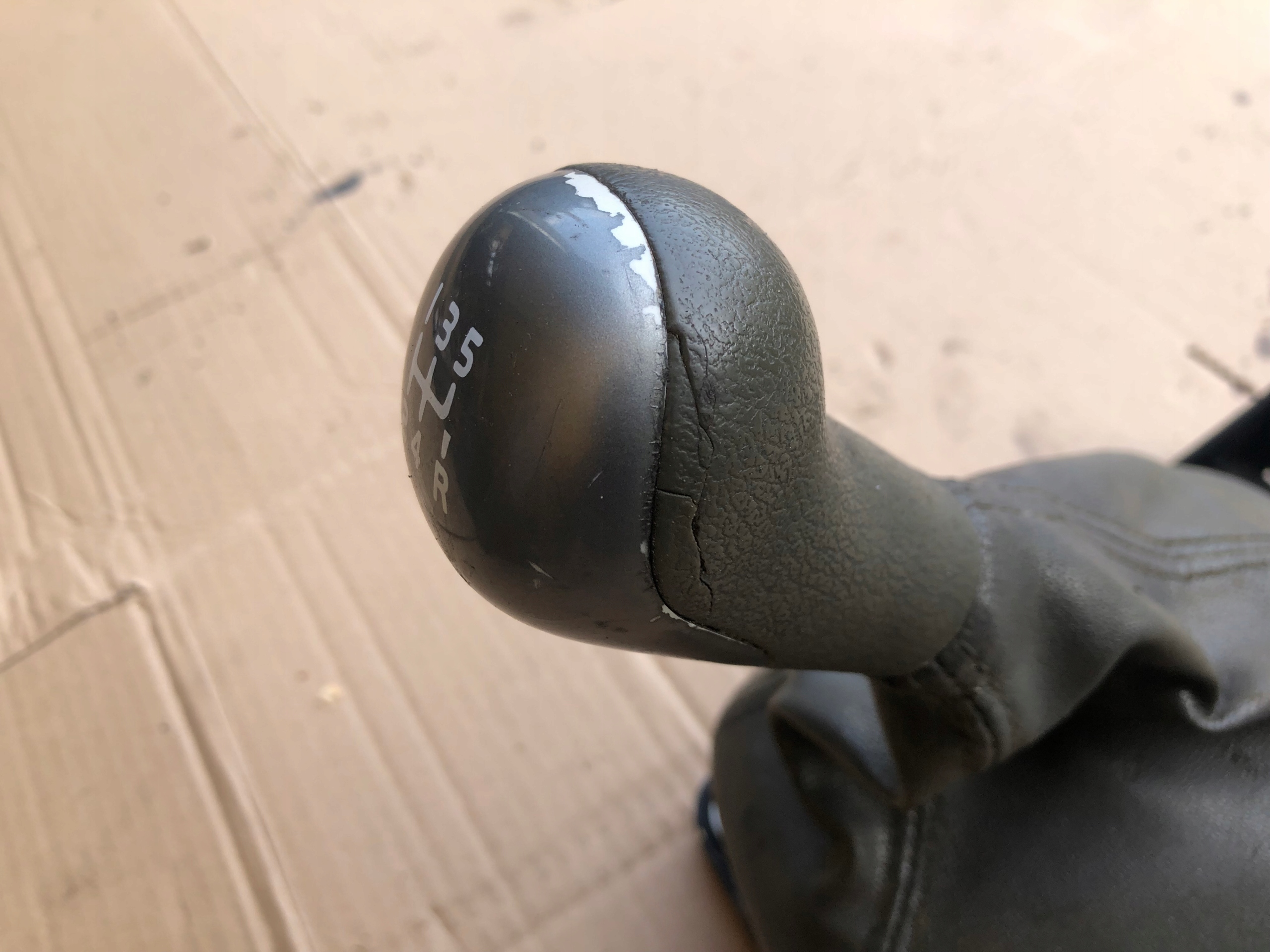 GAŁKA LEWAREK ZMIANY BIEGÓW VOLVO S40 V40 1.8 1.9 2.0 Numer katalogowy części GAŁKA LEWAREK ZMIANY BIEGÓW VOLVO S40 V40 1.8 LIFT