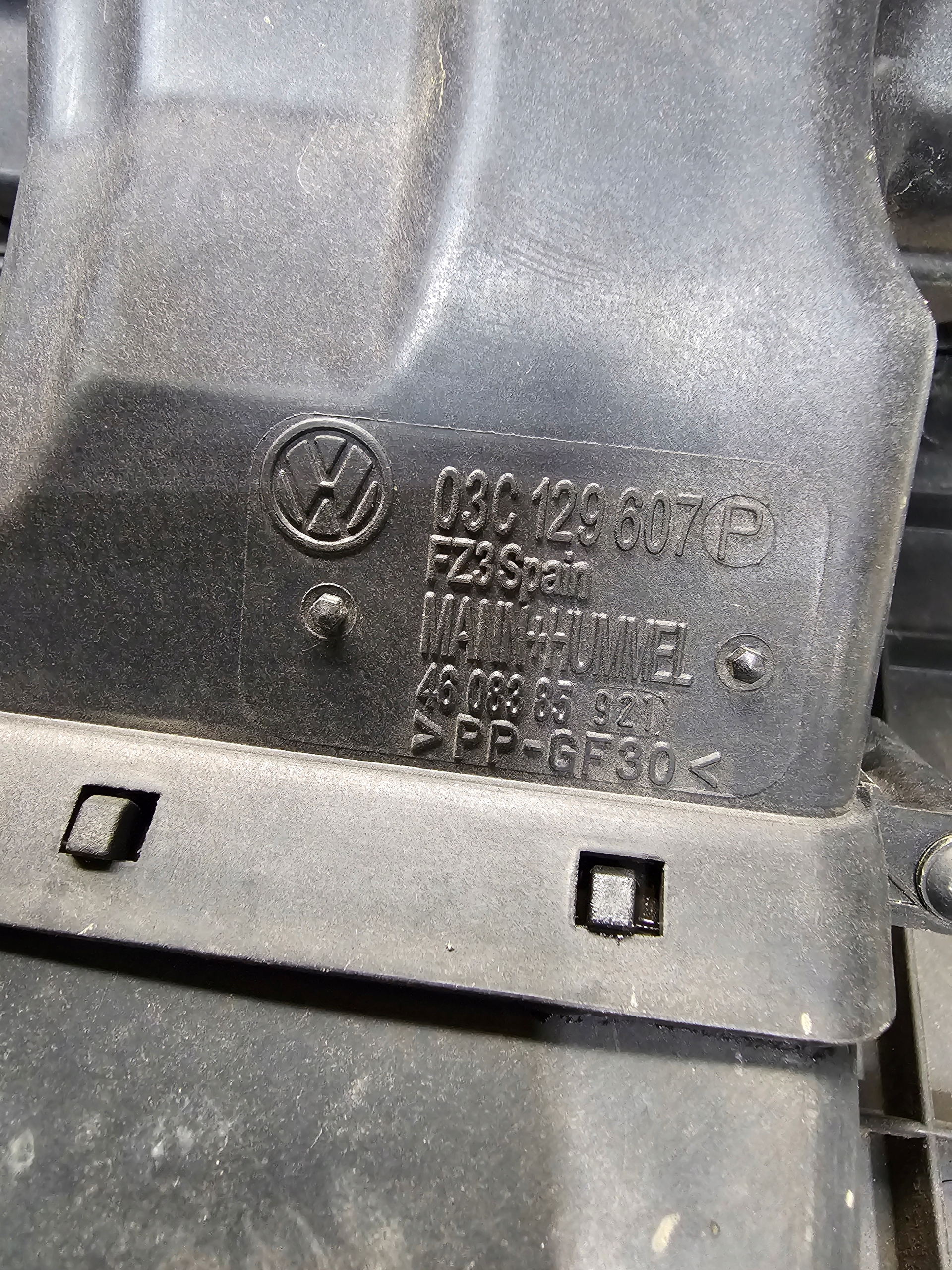 GEHÄUSE FILTER ABDECKUNG AUDI A3 8P 1.6 MPI 03C129607P