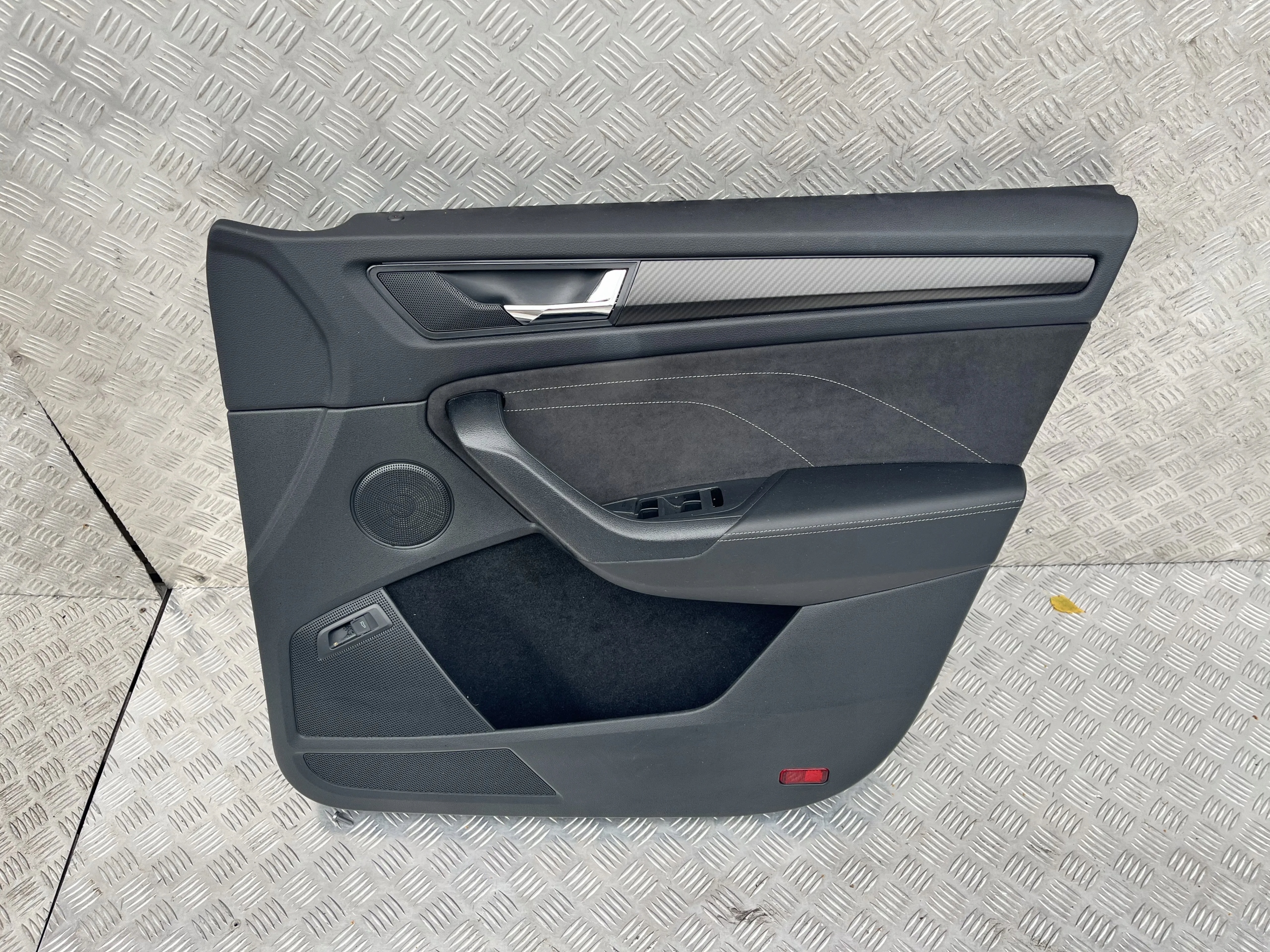 BOCZEK DRZWI PRZÓD PRAWY SKODA KODIAQ 16-