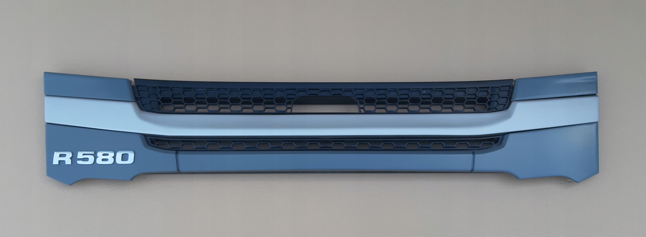 SCANIA R S ŁAWKA STOPIEŃ GRILL ATRAPA DOLNA Numer katalogowy części SCANIAŁAWKASTOPIEŃD