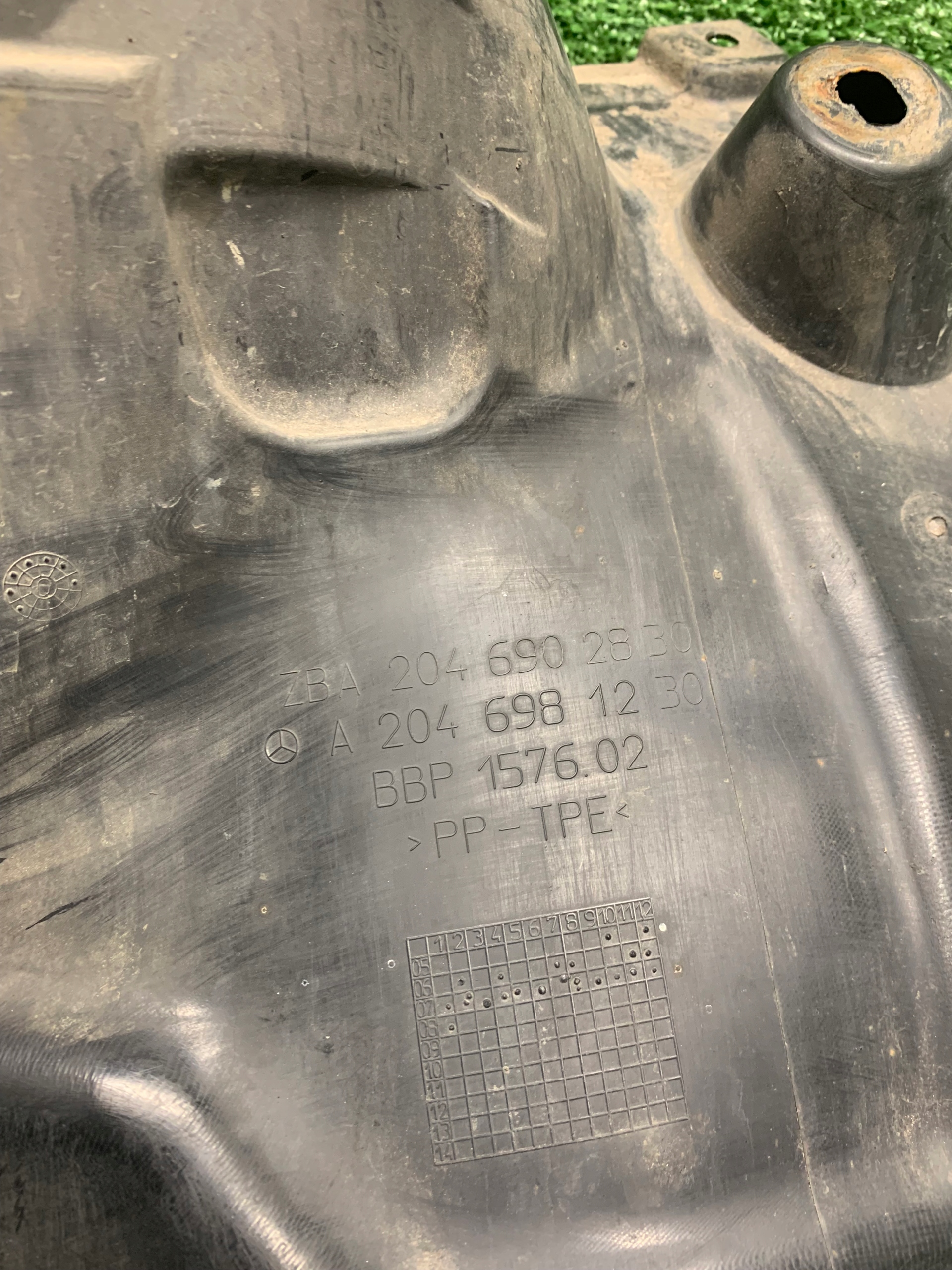 mudguard plastic right front Mercedes W204 A2046981230
