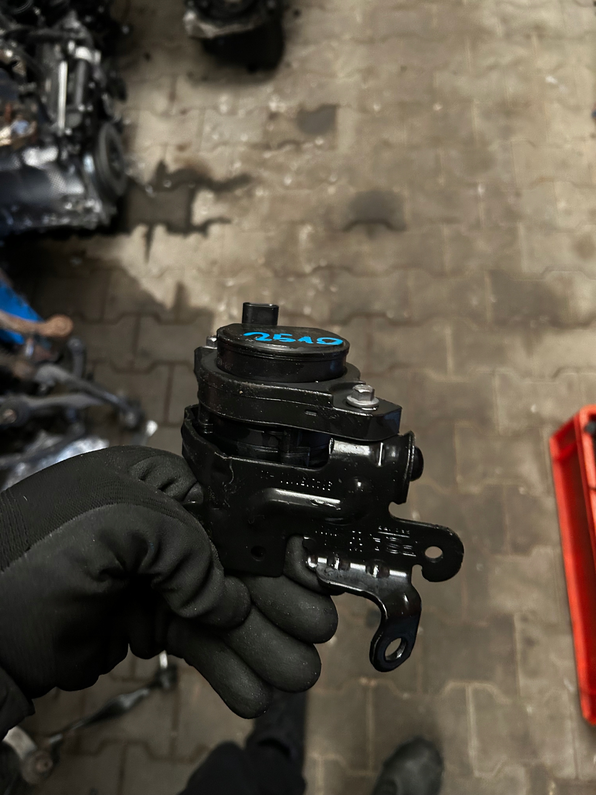 2510. water pump PEUGEOT 9857212180