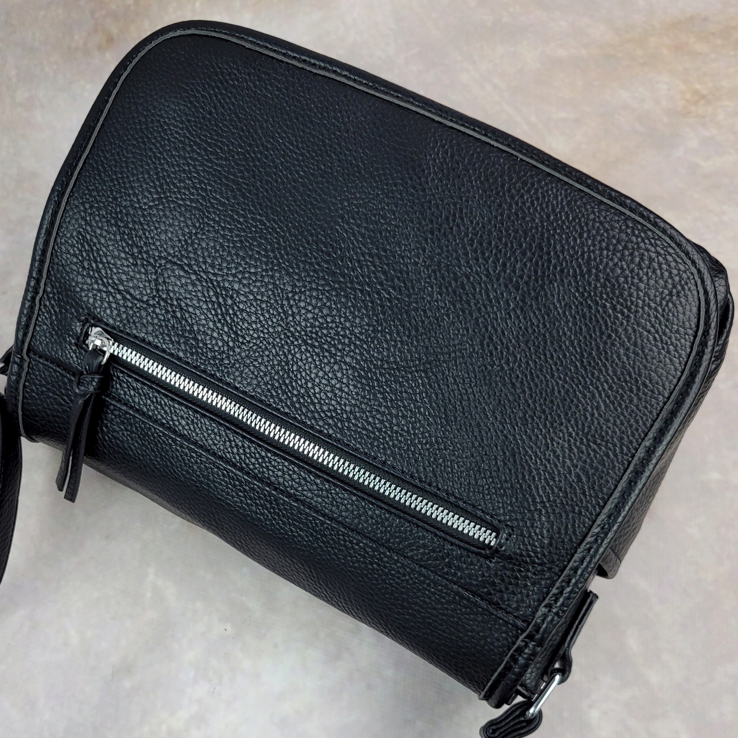 Torebka listonoszka długi pasek torba damska na ramię czarna lekka miękka Styl miejski