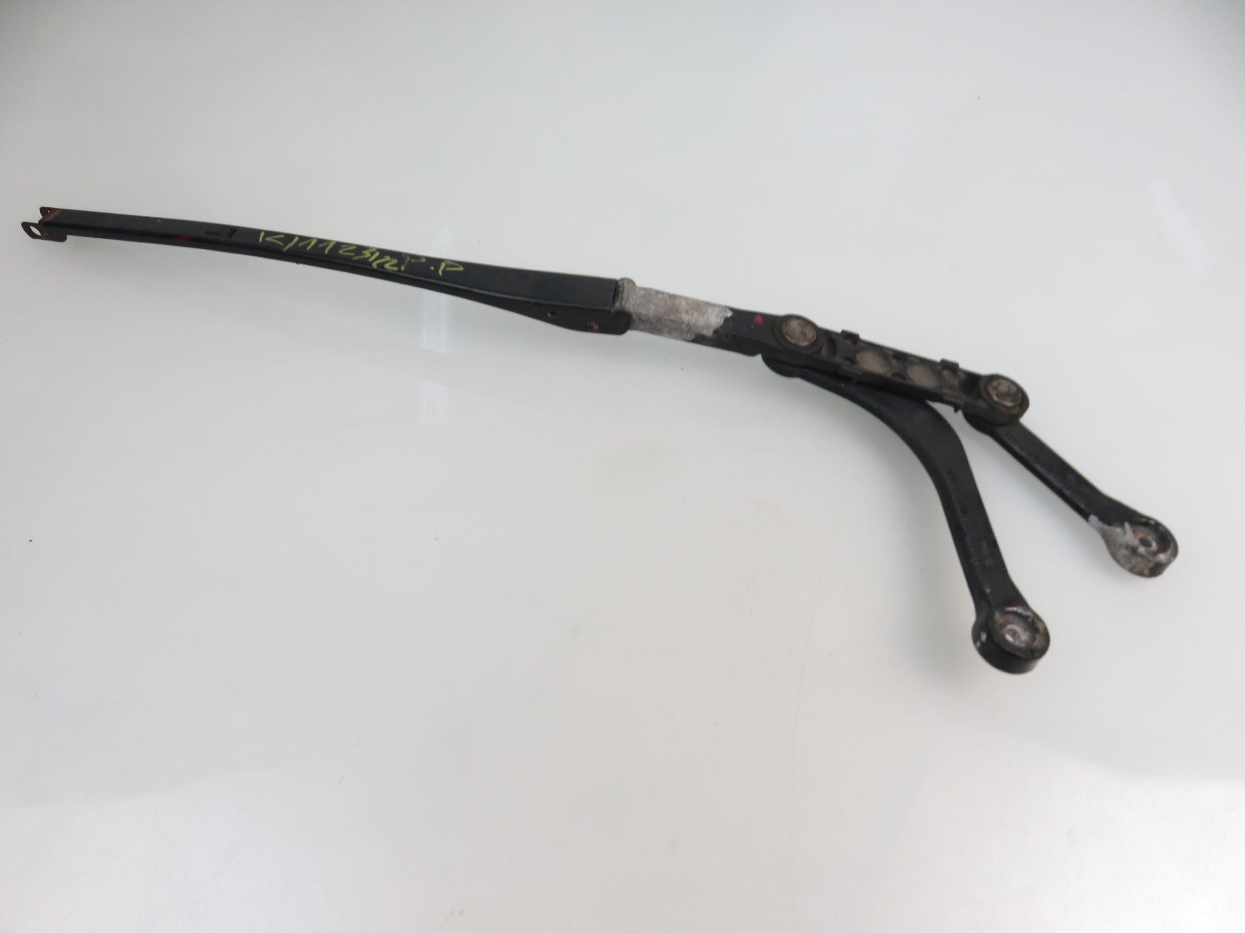 Важіль склоочисника П BMW E39 8361744 8209880