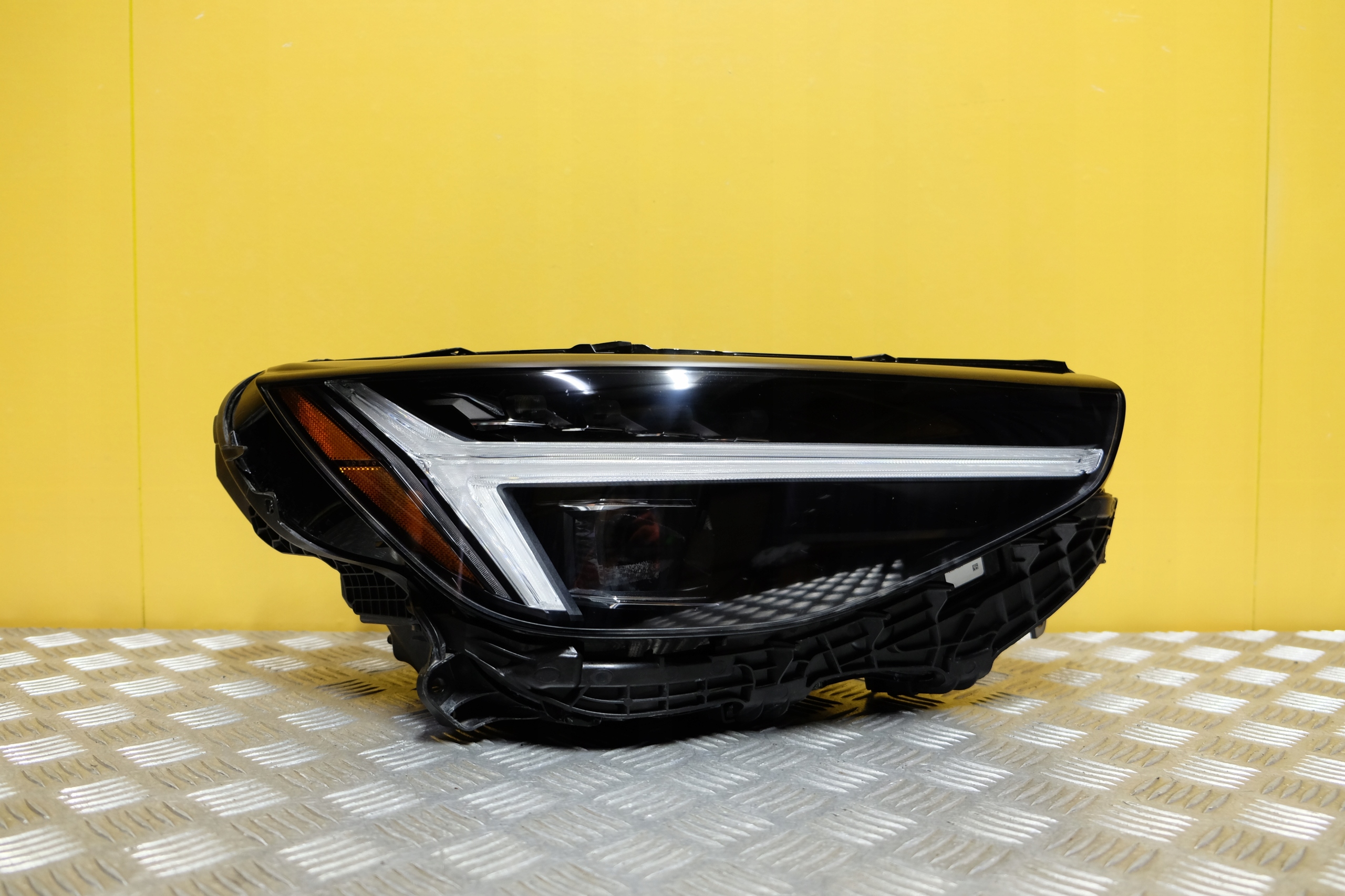 VOLVO C40 XC40 LIFT 2022-2023 REFLEKTOR LAMPA PIXEL LED PRAWA USA