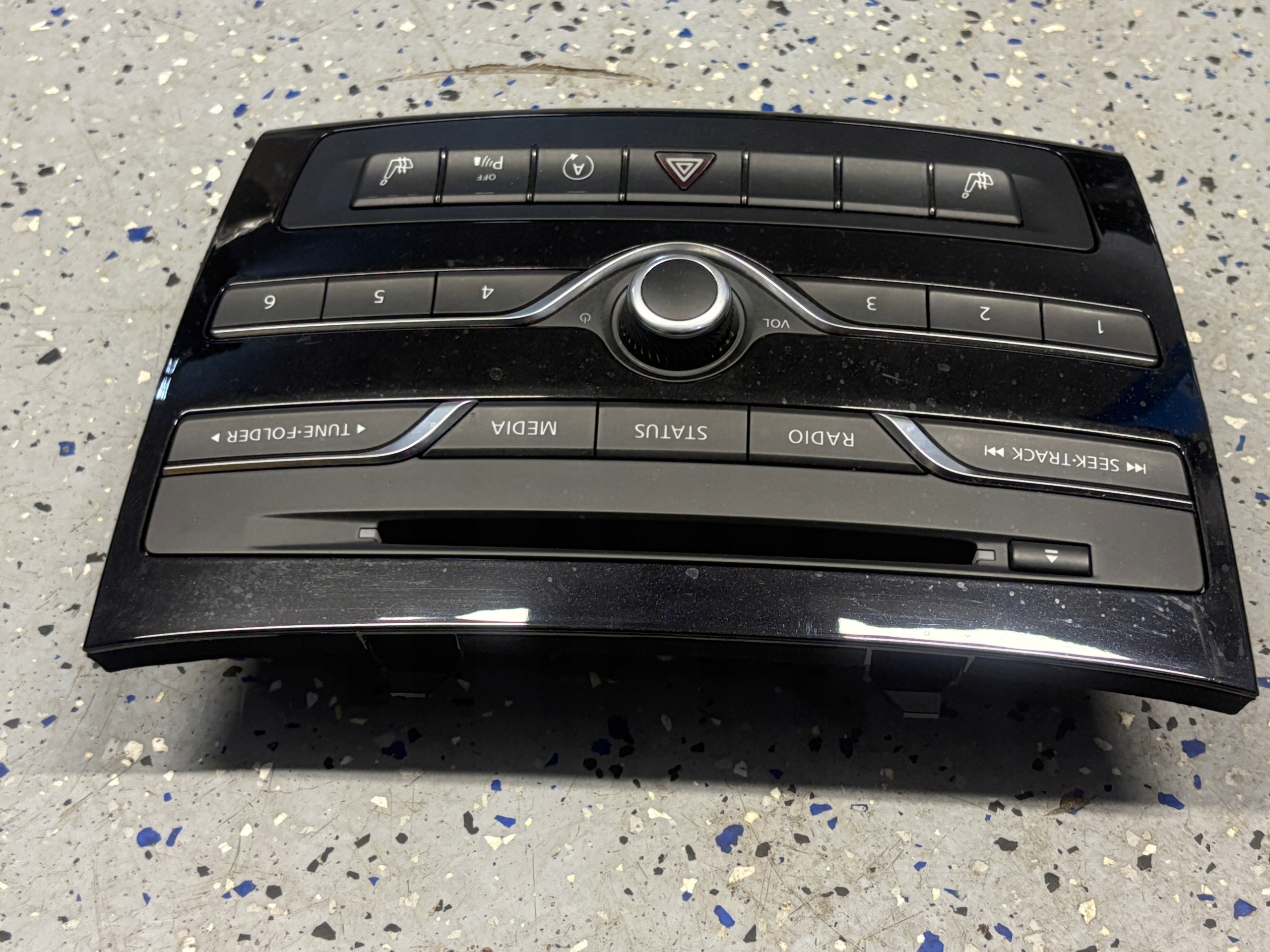 INFINITI Q30 control panel A0919056600