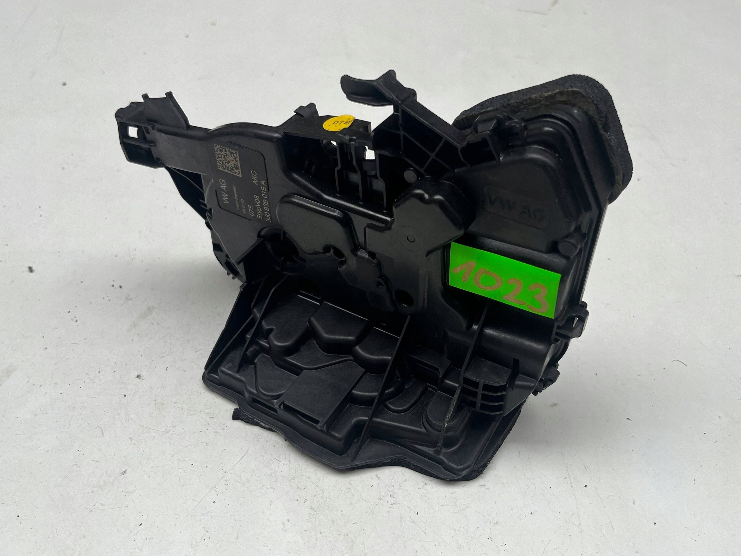 VOLKSWAGEN PASSAT B9 lock door left rear part 3J0839015A @M