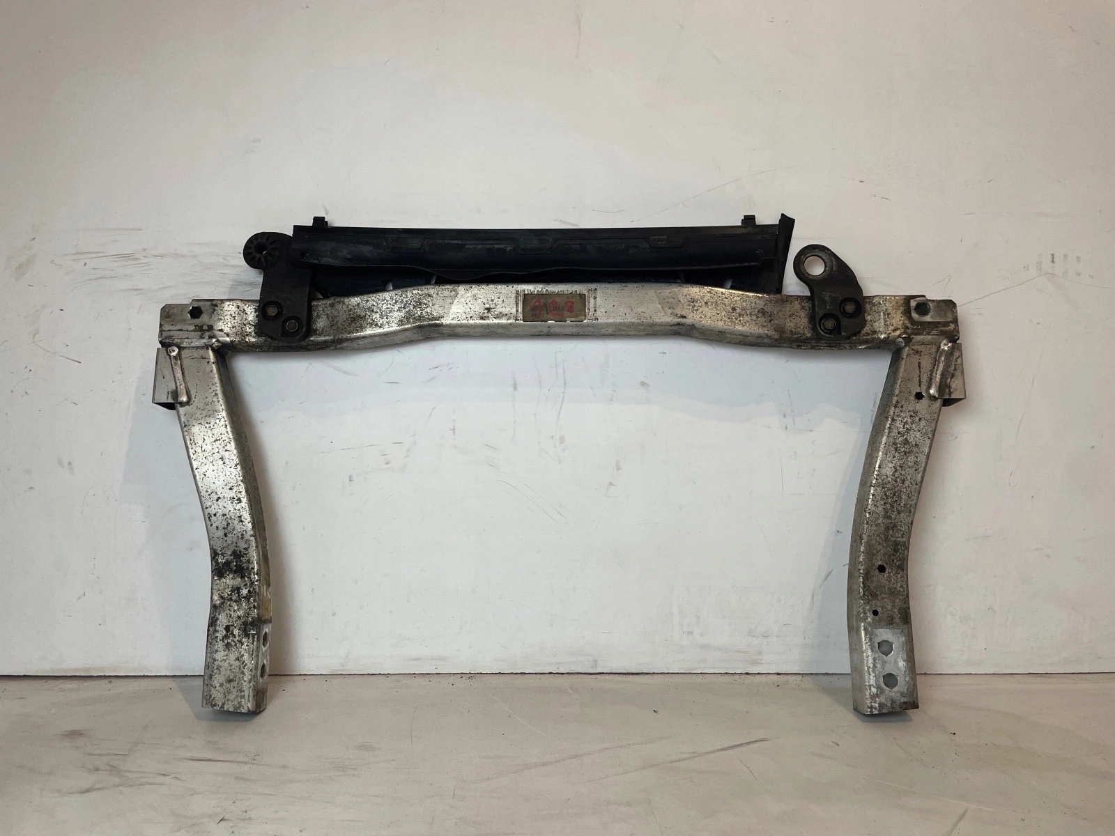 pillar sider front lower below radiator Opel Adam