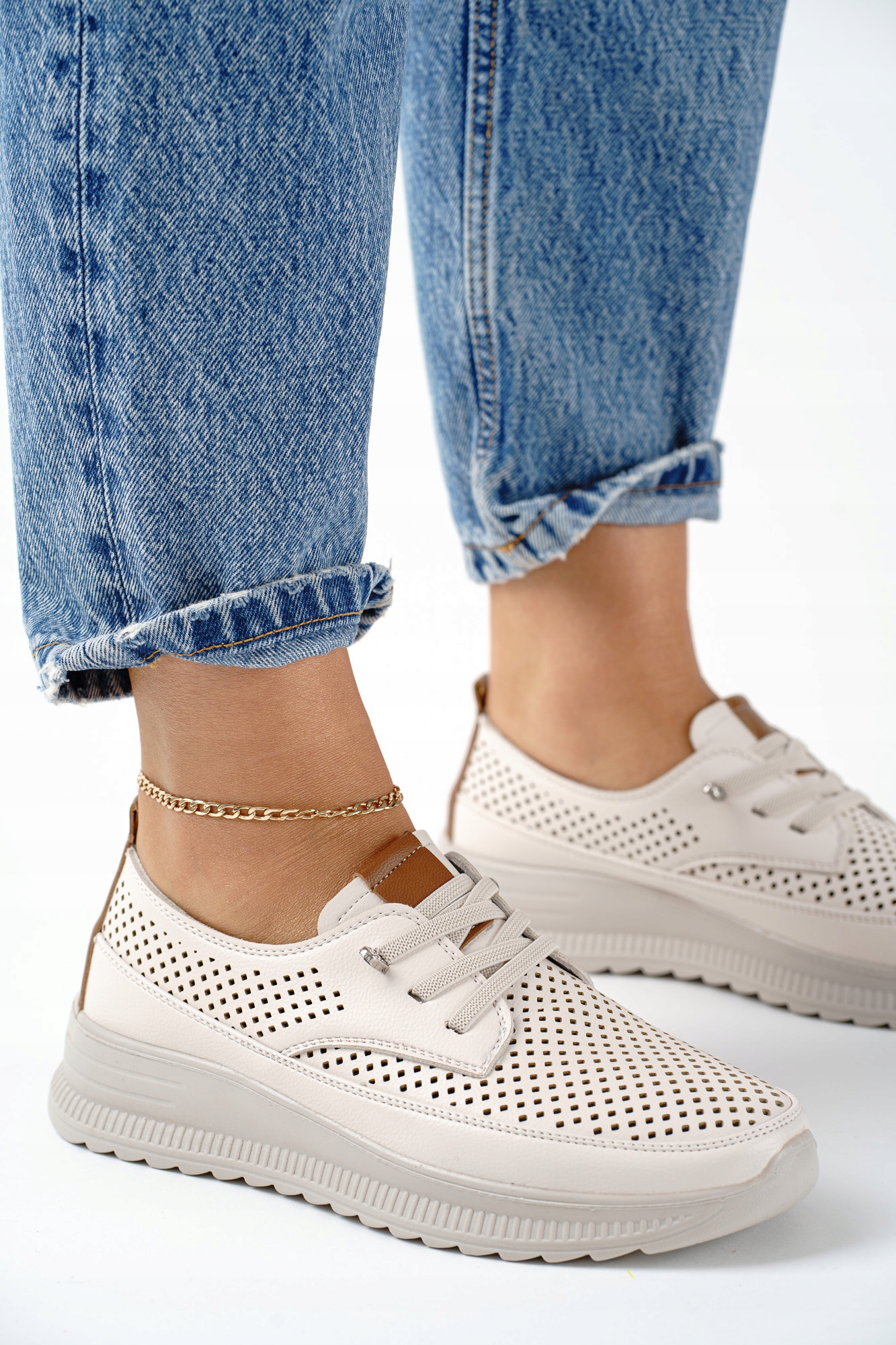 Beżowe lekkie sneakersy damskie ażurowe – sportowy styl 39