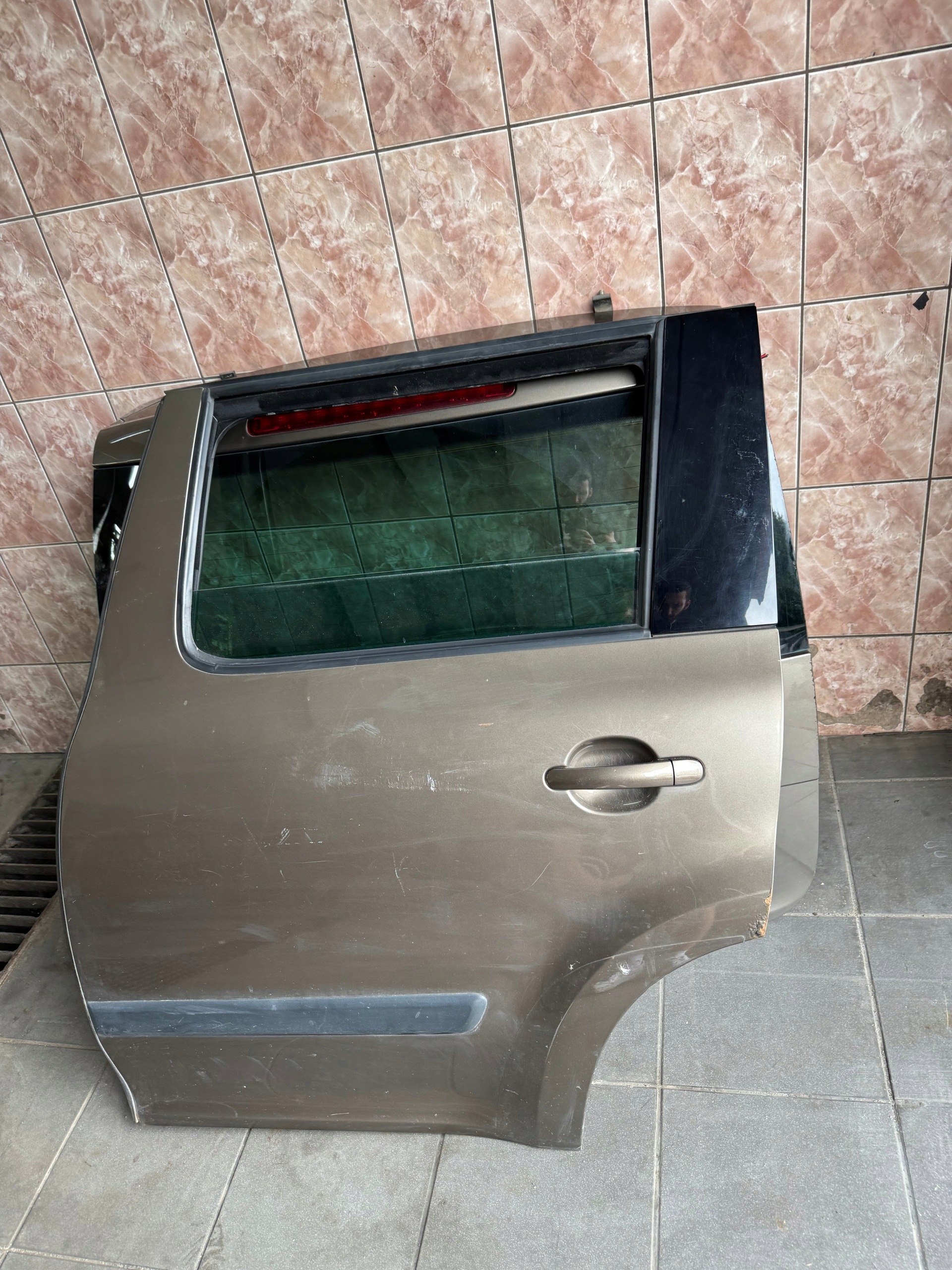 SKODA YETI - door rear. left LF8N left rear part complete