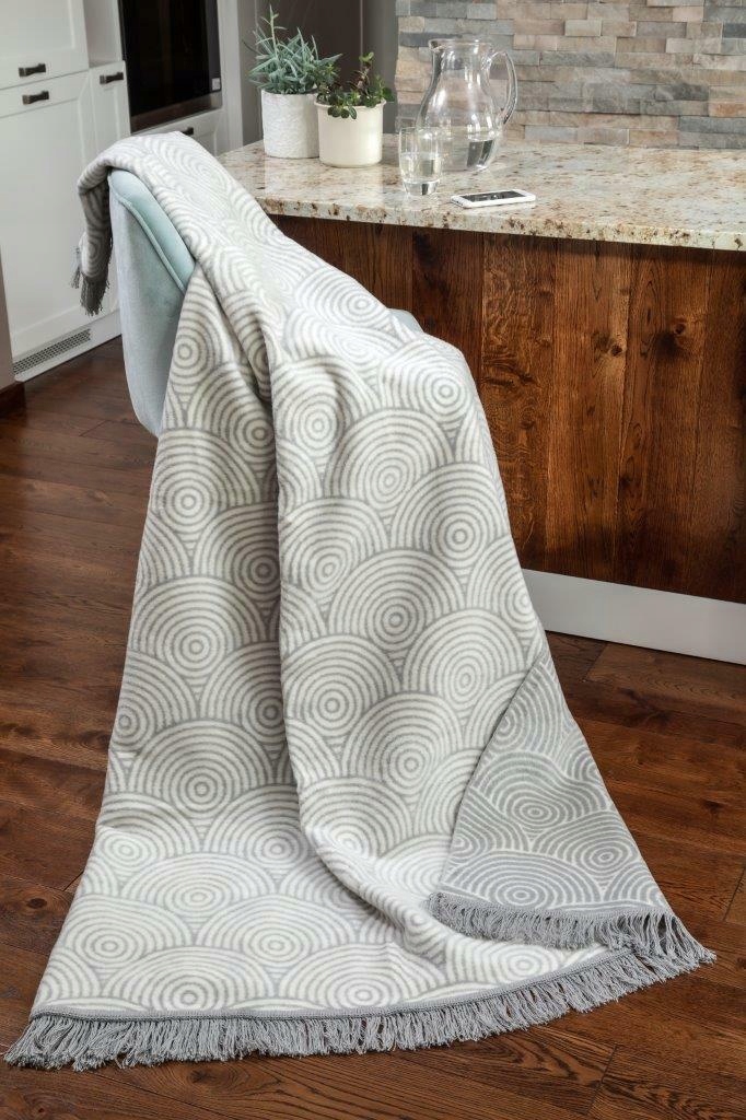 Akrylová bavlněná deka 150x200 šedá světlá kolečka, přehoz pléd