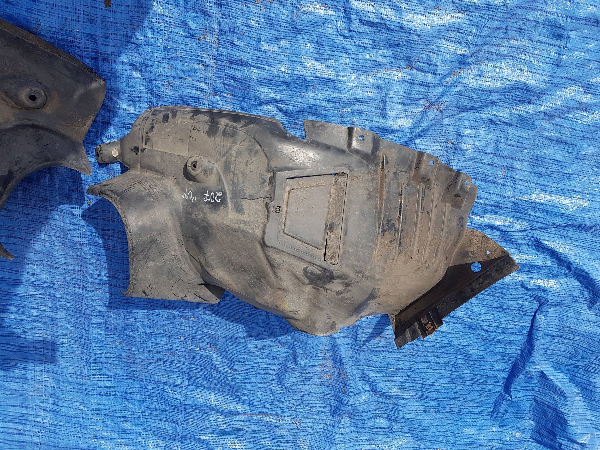 complete mudguard left front MERCEDES W207 2076901830 2076901330