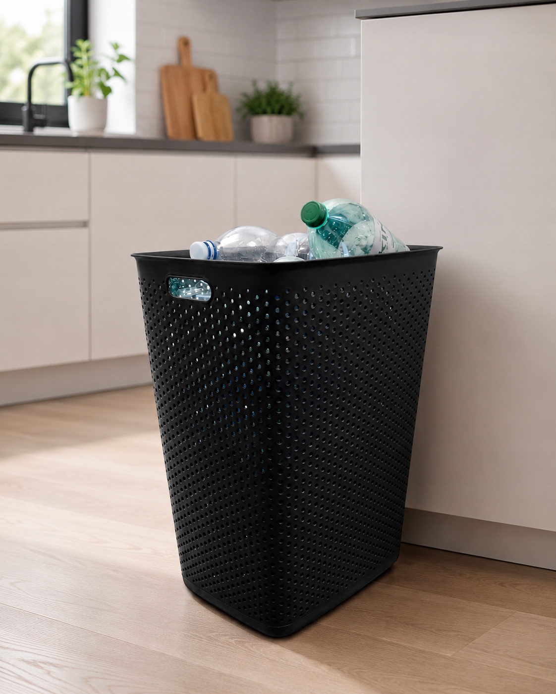 Pojemnik na butelki kaucyjne 60 l z pokrywą ażurowy plastikowy wysoki