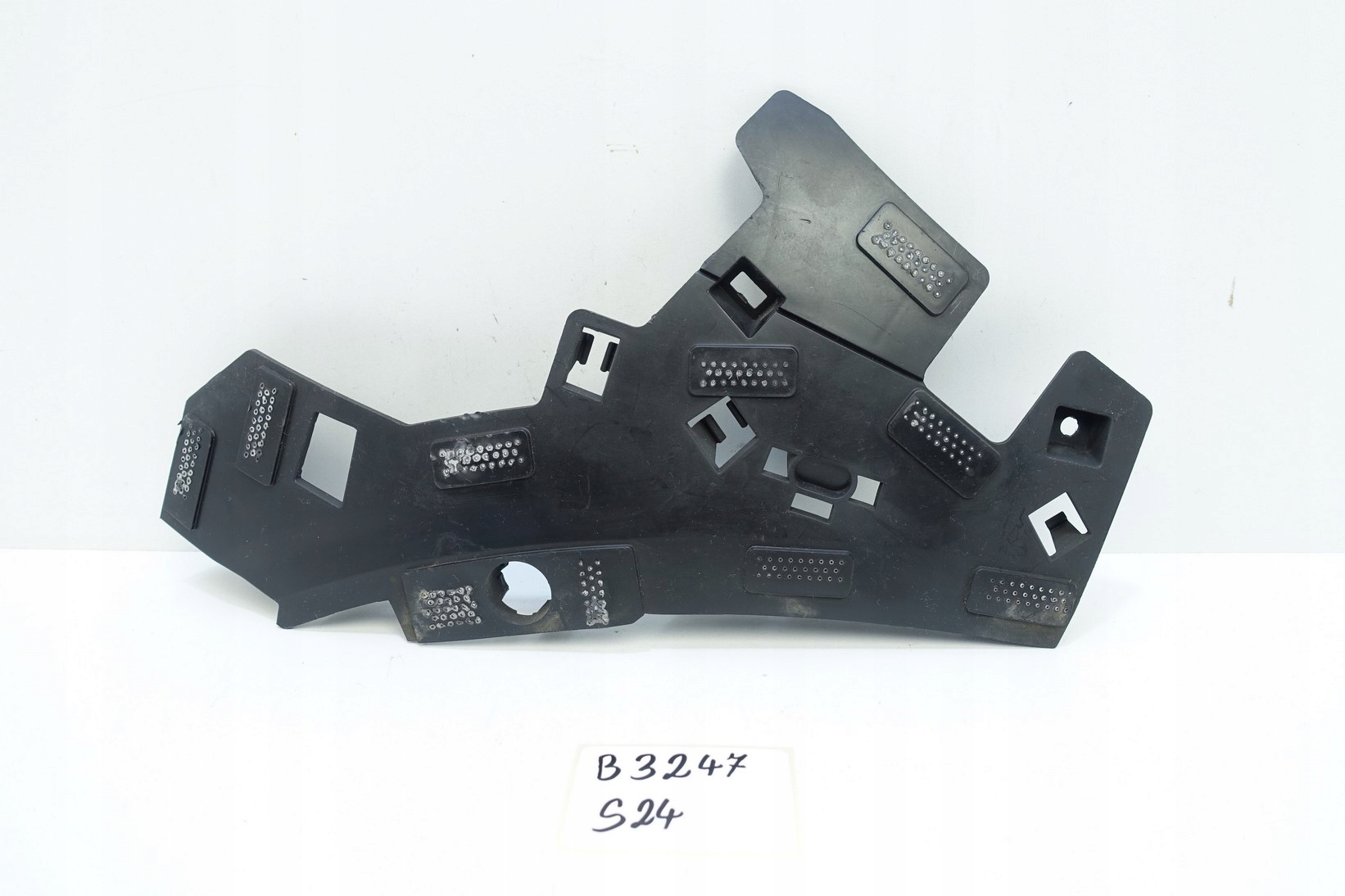 bumper bracket right front VOLVO S60 V60 18- 31663580