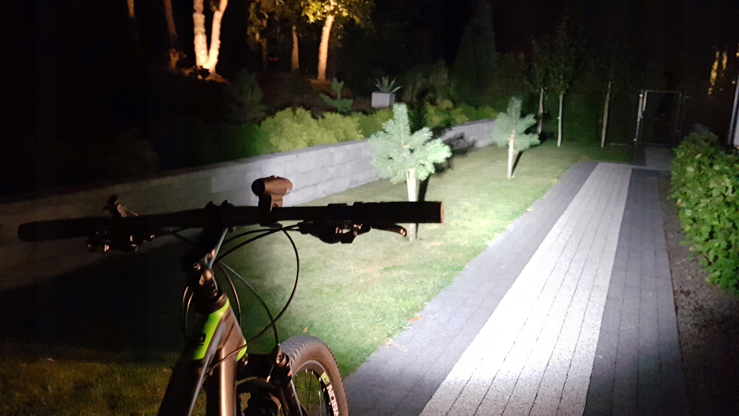 PRZEDNIA LAMPA ROWEROWA DO ROWERU OŚWIETLENIE ROWEROWE XENON - zdjęcia nocą Model xenon2