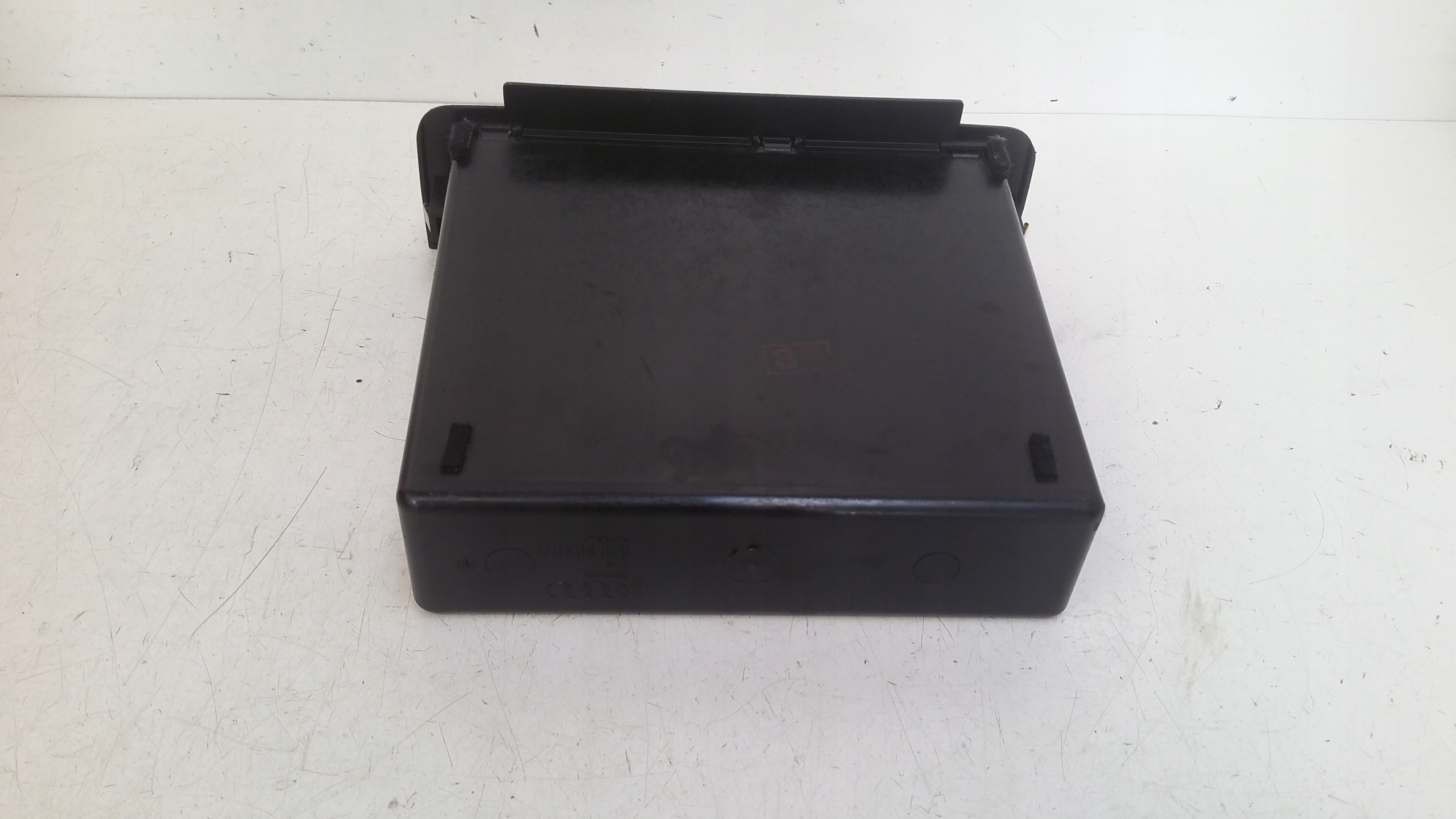 plato below radio passenger compartment 8Z0863077 Audi A2