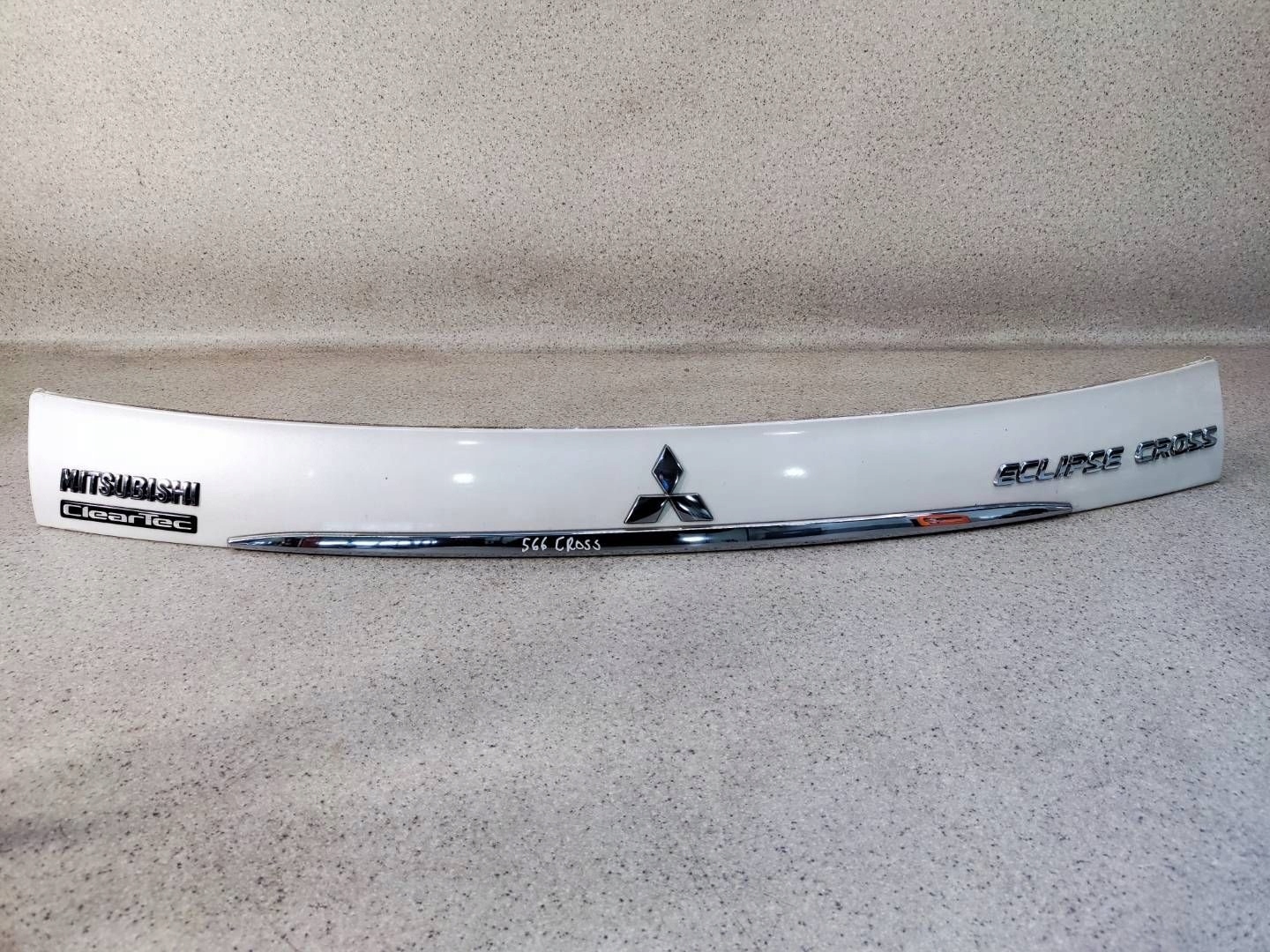 BLENDA LISTWA KLAPY EMBLEMAT 5817A077ZZ MITSUBISHI ECLIPSE CROSS