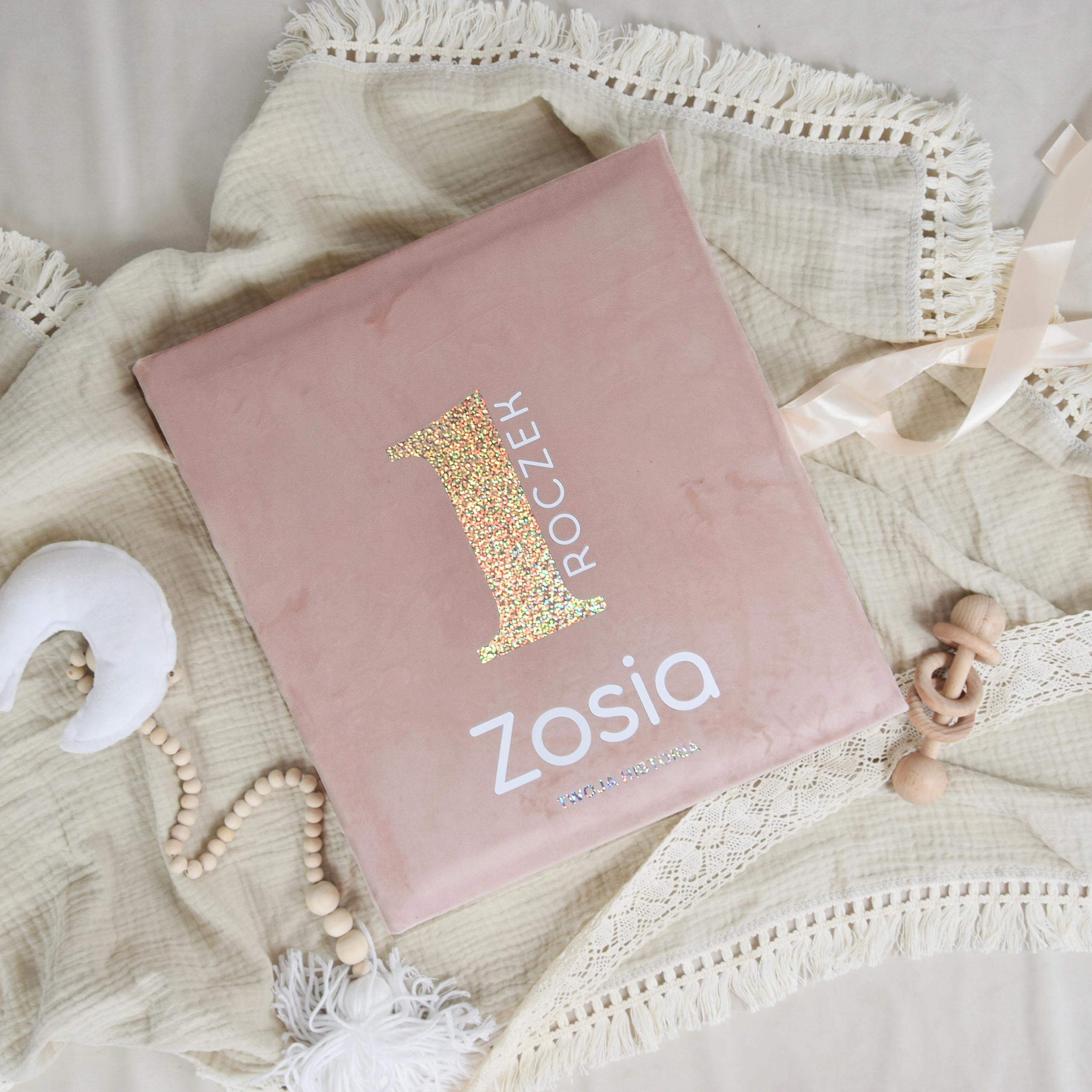 Album welurowy 60 stron CHRZEST ROCZEK PAMIĄTKA RÓ Model ALBUM WELUROWY NA CHRZEST/ ROCZEK