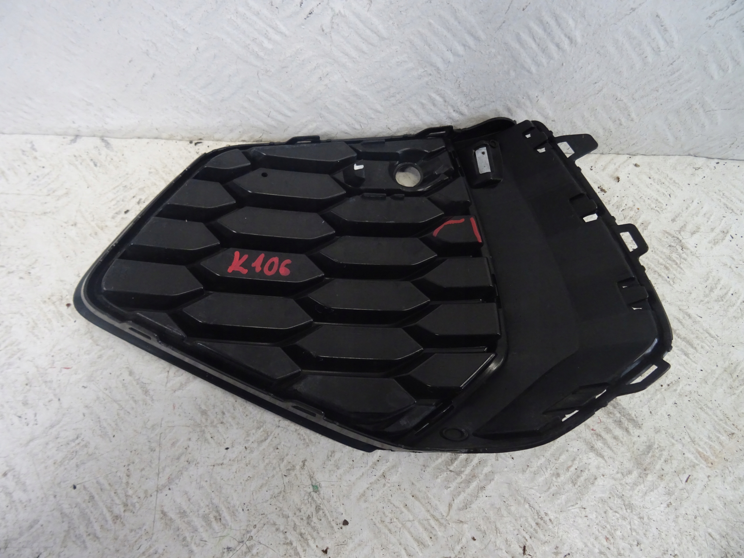 grid of a bumper right front AUDI A3 8Y S-LINE 8Y0807682B