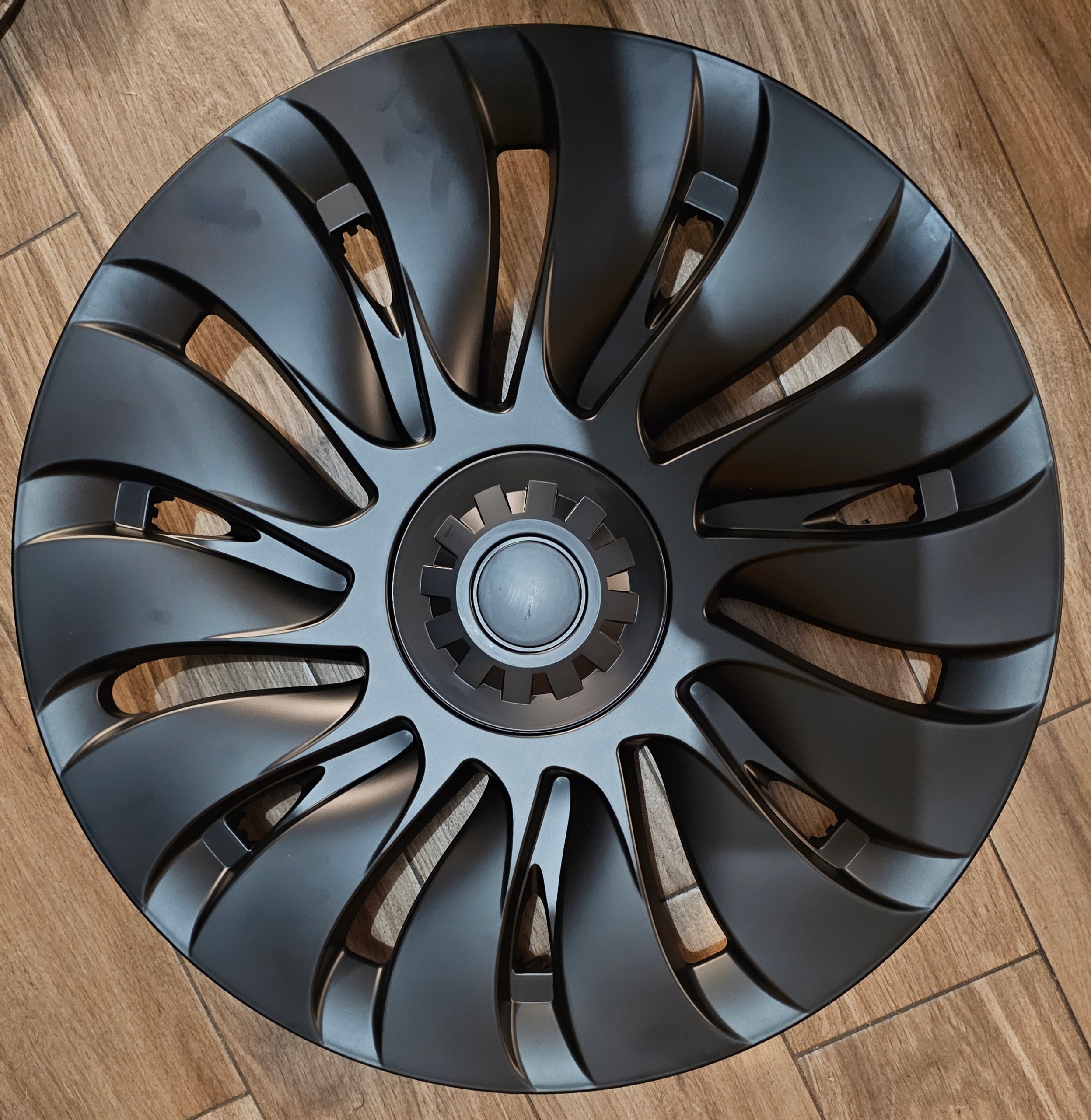 Krytka Tesla 20" čierna