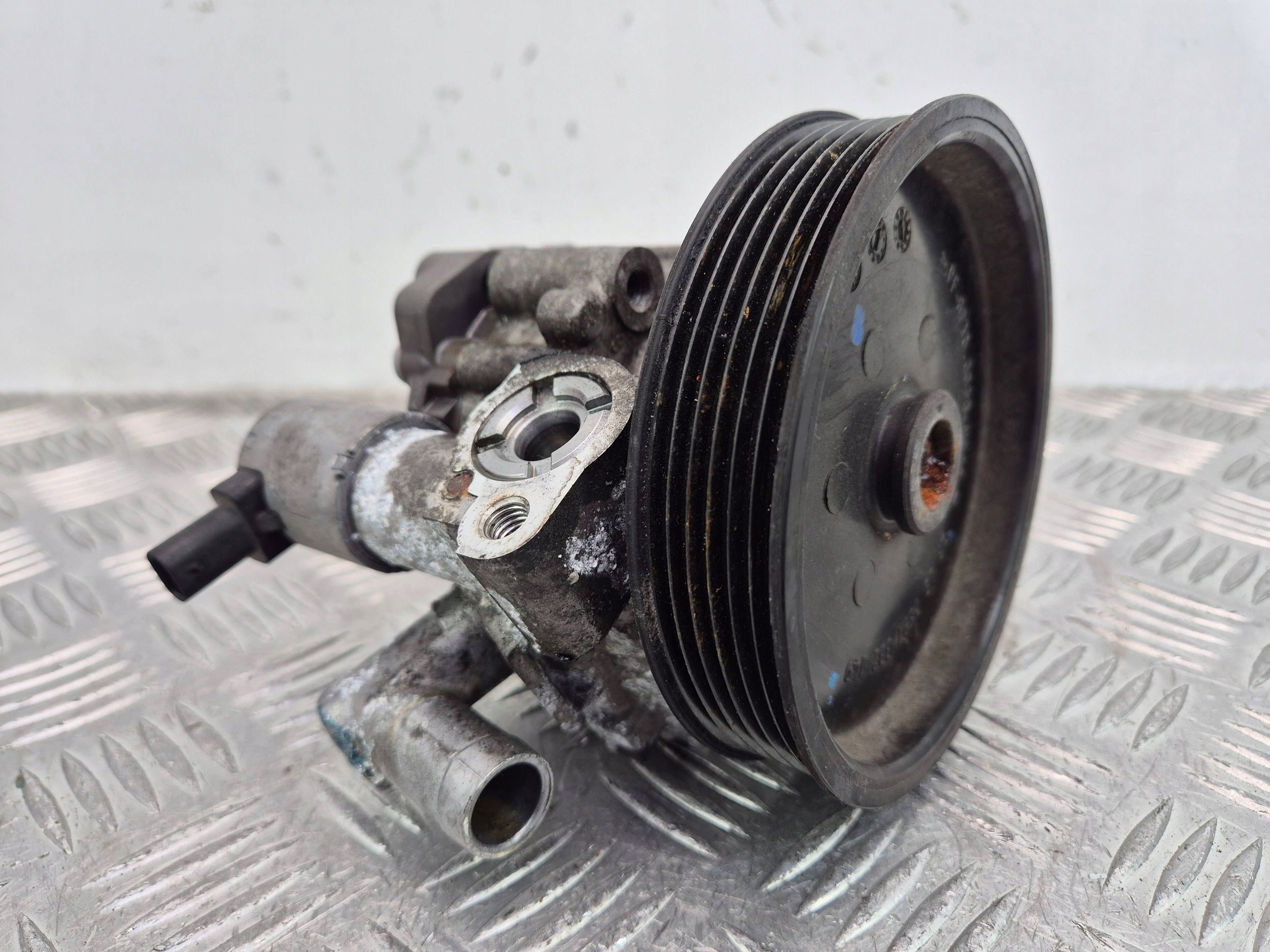 Mercedes E250 CGI W212 servo pump A0064667501 M271.860